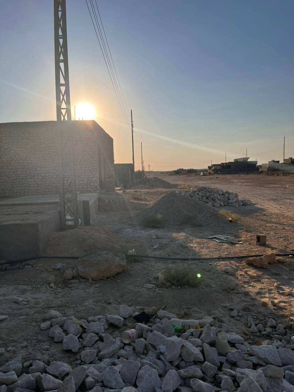 هيكل للبيع مقابيل حجر صحي على شارع ٤٠م 
مساحة الأرض ٣٠٠م يحتوي ع استقبال ومطبخ وصاله داخليه وغرفتين نوم وصحيات داخليه بناء حجر درجه أولى 
يرهم بيع ويرهم مراوس بسياره
***********
