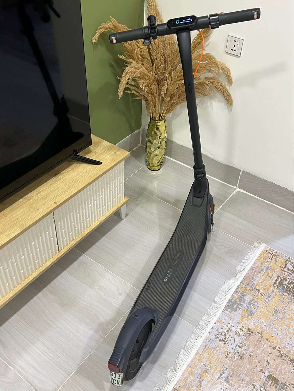 🛵 سکۆتەری کارەبایی Ninebot E2 Pro بۆ فڕۆشتن 🛵
سڵاو هاوڕێیان، سکۆتەرێکی زۆر خاوێن لە مارکەی بەناوبانگی Segway Ninebot مۆدێلی E2 Pro دەفڕۆشم. زۆر گونجاو و بەهێزە بۆ هاتووچۆی ڕۆژانە و ناو شار.
✨ تایبەتمەندییەکان:
• خێرایی: تا ۲٥ کلم/کاتژمێر
• مەودای شەحن: تا ٤۰ کیلۆمەتر دەڕوات بە یەک شەحن
• تایەکان: ۱۰ ئینچی قایم (Tubeless)
• شاشەی دیجیتاڵی: دیاریکردنی خێرایی، ڕێژەی پاتری و مۆدی لێخوڕین
• سەلامەتی: خاوەنی فلاشەری ئیشارەت دان بە لای ڕاست و چەپ لەسەر دەسکەکان
• سیستەمی زیرەک: بەستنەوە بە مۆبایل لە ڕێگەی بلوتووت + پشتیوانی Apple Find My
• تاشین (قەدکردن): بە ئاسانی قەد دەبێت بۆ هەڵگرتن و ناو سندوقی سەیارە
🧼 باری گشتی: زۆر خاوێنە، پاتری و تەواوی بەشەکانی بێ کێشەن و بە شەرت دەیبەم.
💰 نرخ: [ 350$ ]
📍 شوێن: [ سلێمانی ]
📞 ژمارەی پەیوەندی: [*********** ] السليمانية, العراق
