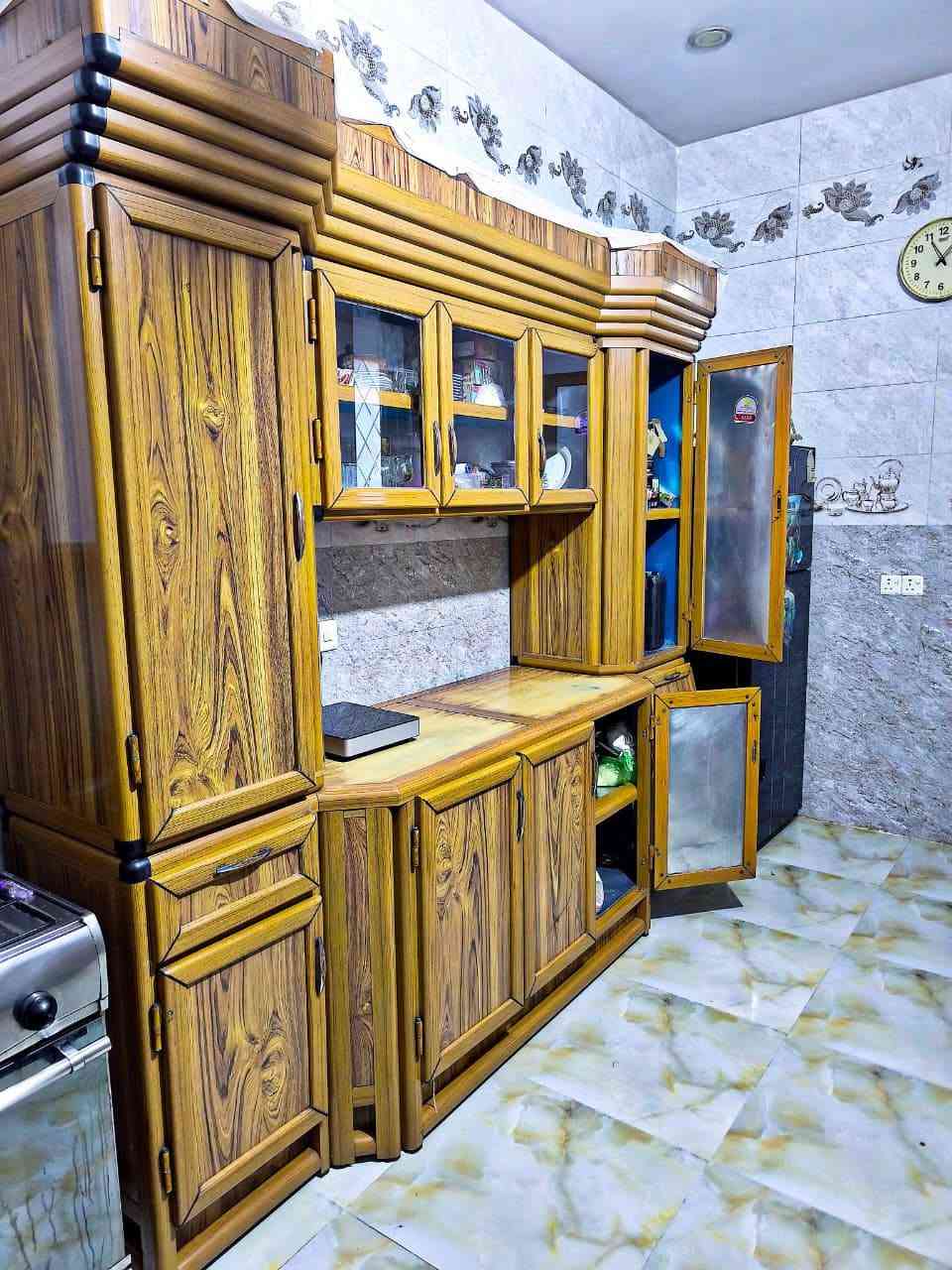 كاونتر 3متر سنك متر وعشره داخل المنيوم مع جسور تقويه والابواب مغلفه بالامنيوم من الداخل ب550وبيه مجال بسيط رقم ***********
