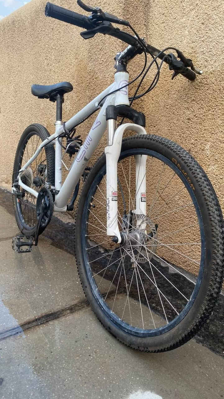 🚲 بايسكل GIR ألمنيوم للبيع 🚲
🔹 النوع: GIR
🔹 الشاصي: ألمنيوم خفيف
🔹 البريكات: هيدروليك 🛑
🔹 السرعات:   3 أمامي × 9 خلفي ⚙️
🔹 الإطارات: Maxxis Ikon MTB
🔹 الفورك: RockShox
🔹 البايسكل نظيف وجاهز للاستخدام ✅
💰 السعر: 150 ألف دينار
بغداد البلديات 
***********
