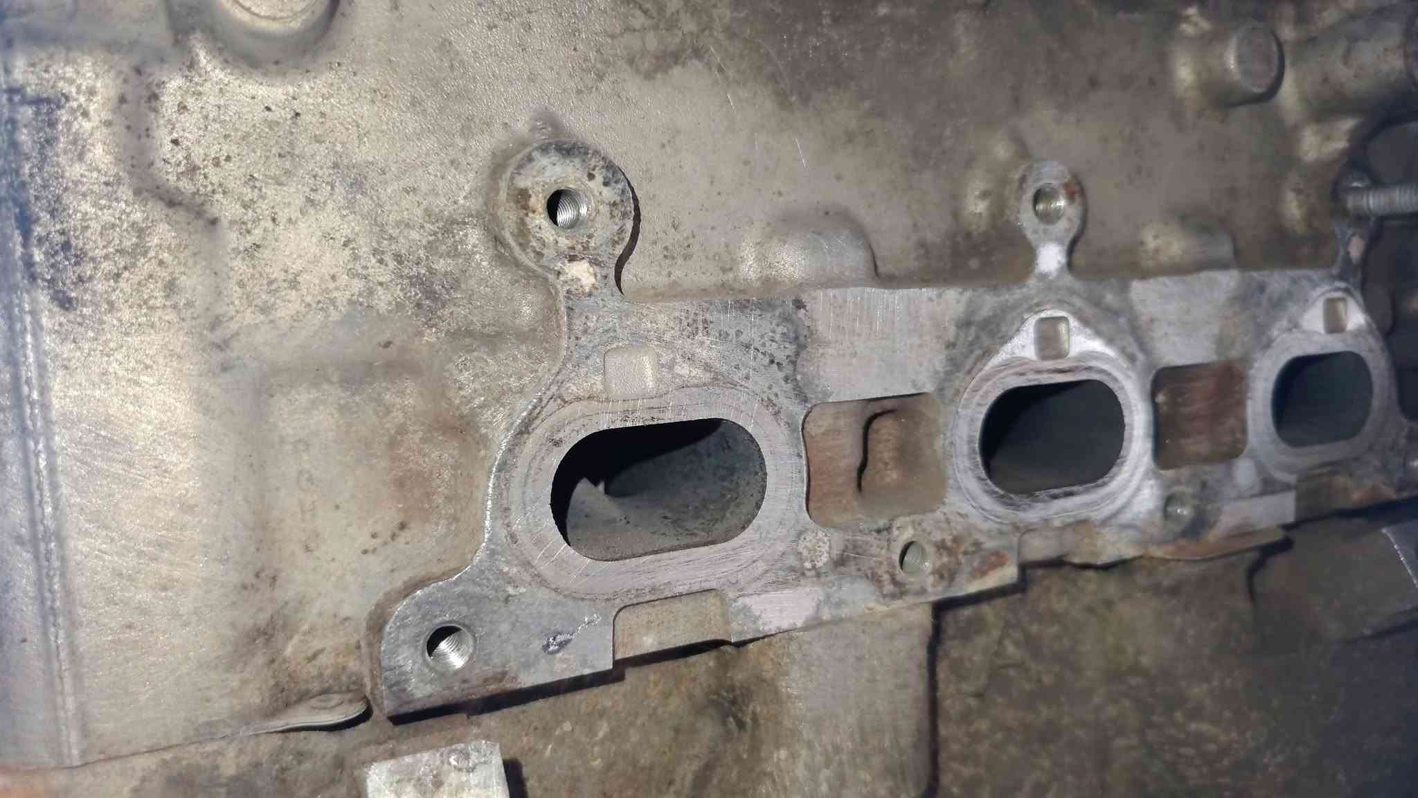 🔥 صيانة صالنصات العادم لمحرك GM 3600 🔧

تمت معالجة تسرّب غازات العادم من جهة الدكشن الحار الخلفي، وإنجاز العمل بدقة وفق المراحل التالية:

🔹 فك صالنصة العادم الخلفية وفحص مكان التسرّب
🔹 استخراج البرغي المكسور من الكور  المحرك 
🔹 تنظيف وتسوية أسطح التلامس وإزالة بقايا الكعكات القديمة
🔹 إعادة قلوزة  سنون تثبيت الصالنصات ومعالجة السنون المتضررة
🔹 استبدال جميع كعكات صالنصات العادم بكعكات جديدة
🔹 استبدال جميع براغي تثبيت الصالنصات ببراغٍ جديدة
🔹 إعادة تركيب الصالنصات وشدّ البراغي بالتسلسل الصحيح
🔹 تشغيل المحرك وفحص المنظومة والتأكد من انتهاء التهريب وصوت نفخ العادم

✅ شغل دقيق لمعالجة تهريب العادم والمحافظة على هدوء المحرك وأدائه الصحيح.

🔧 ورشة أنور سوزوكي وإكونوكس

📍 كربلاء – الحي الصناعي – البلوك الثاني – شارع السايدين (سايد الدخول)

📞 ***********
📞 ***********

خبرة بالتشخيص… ودقة بالتنفيذ 🚘
