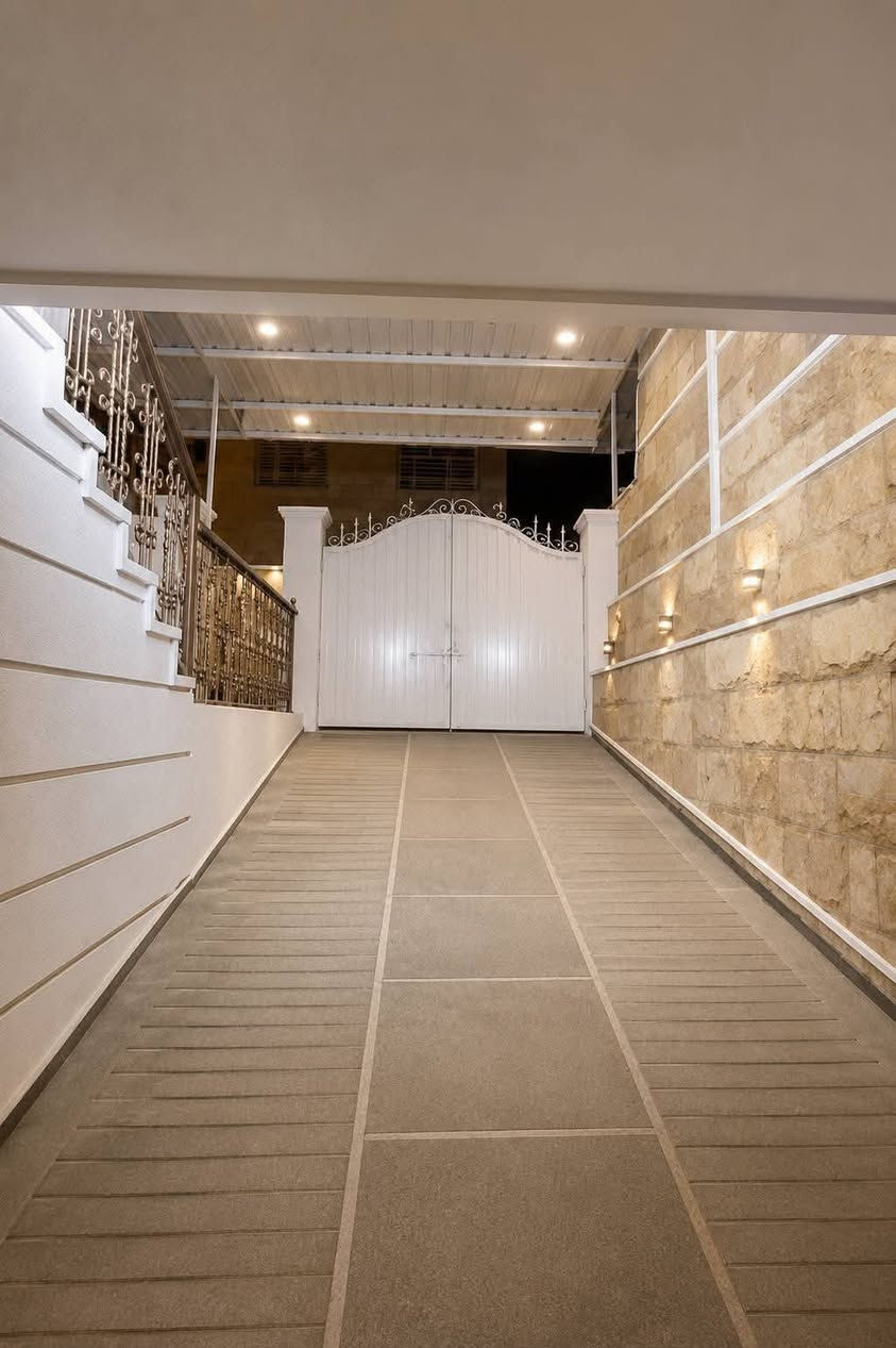 📍 دار للإيجار – المنصور / المهندسين
✨ فرصة مميزة في واحدة من أرقى مناطق المنصور، ركن على ثلاثة شوارع، مناسب للشركات، المنظمات، ومراكز التجميل.

📐 المساحة: 400م²

📍 ركن على ثلاثة شوارع

📏 الواجهة: 20م × 20م

🏠 مواصفات العقار: ⭕️ 4 غرف نوم ماستر

⭕️ مدخلان مستقلان

⭕️ موقف سيارات تحت الأرض

⭕️ مسبح داخل المنزل

⭕️ مطبخ مؤثث جزئيًا

⭕️ مكتب مؤثث جزئيًا

⭕️ غرفة خدم

⭕️ مخزن تحت الأرض

⭕️ مولدة خاصة بالبيت

🔹 الإيجار سنوي فقط

🎯 مناسب لـ: ⭕️ الشركات

⭕️ المنظمات

⭕️ مراكز التجميل

📞 للتواصل والاستفسار:

***********

📲 متوفر واتساب

🟩 نستقبل جميع العروض والطلبات العقارية.

🟩 نوفر تصويرًا احترافيًا وترويجًا مميزًا للعقارات.

✨ عقارات الأكرم… ثقتكم عنوان نجاحنا.

#عقارات_الأكرم #عقارات_بغداد #عقارات_العراق #المنصور #المهندسين #دار_للإيجار #شركات #منظمات #مراكز_تجميل #عقار #LuxuryHomes #BaghdadRealEstate #IraqRealEstate
