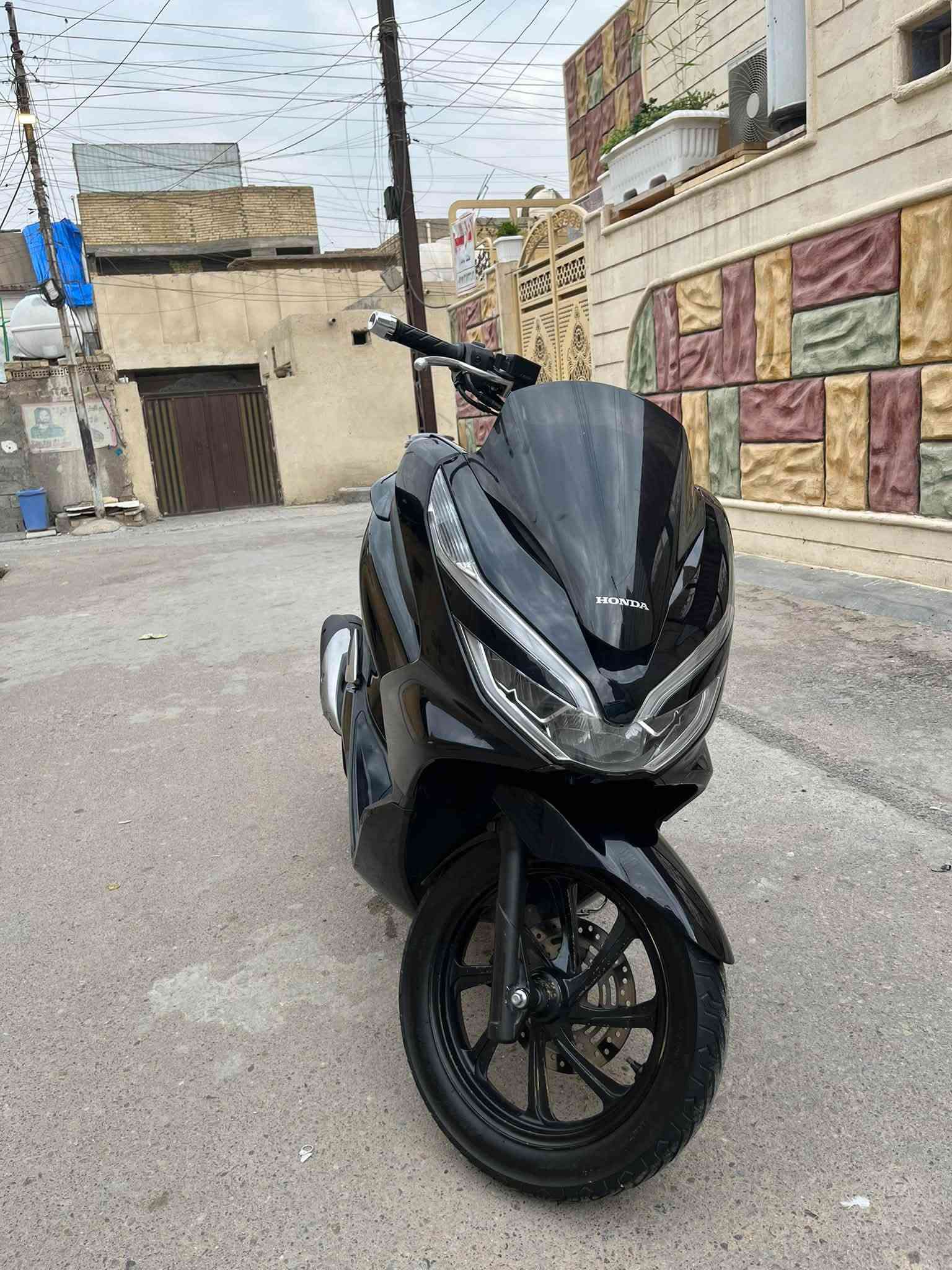 السلام عليكم PCX جيل الثالث    ياباني JF
مصارلهة هواي من نازله كفاله الدراجه كفر ومكينه لوك
ماشيه 40✅
الورقه مال مزاد✅
مكينه125✅
حساس ستان حساس ازدحام✅
المنفيس والكتلوكات والعدة هم وياها
السعر19ونص مكاني بغداد مدينت الصدر  بعد سنه اذا كلولك مفتوحه ترجتع ماسنجر ممتواجد
شراي اتصل***********
