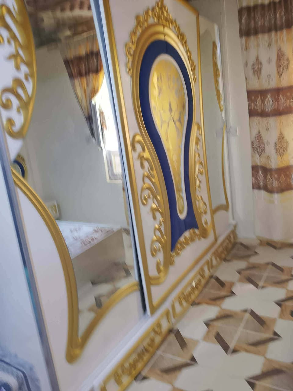 السلام عليكم ورحمة غرفة خشاب جديده مستخدمه شي قليل سعره 500وبيها مجال ***********
