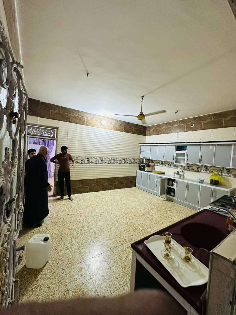 سلام عليكم بيت للبيع مساحه 200م بناء حديث كله درجه اولى البيت رقم وهسه واصل للتقييم مكان البيت حي العسكري قرب مدرسه المربد وهاذ رقم ابو البيت اني مكلف بنشر ‏‪‏‪***********‬‏
