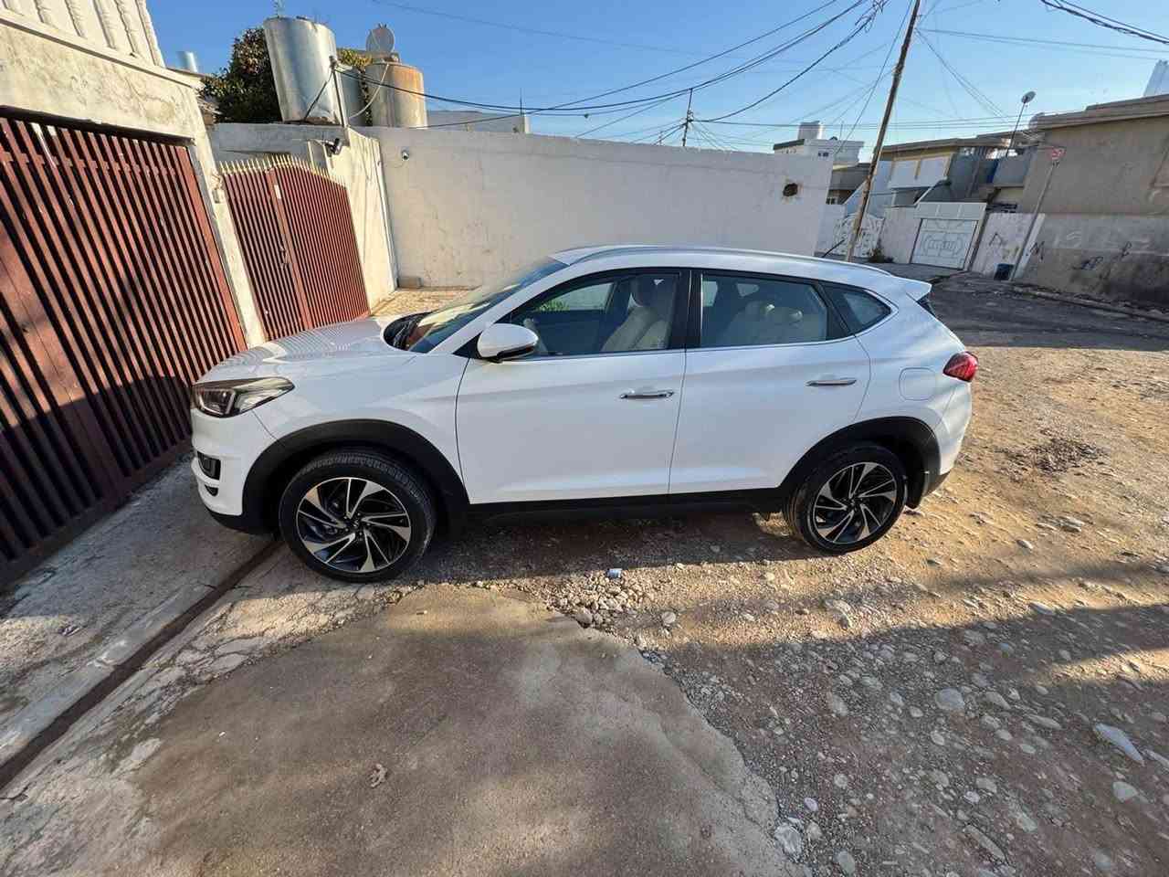 هونداي تكسون موديل ٢٠٢٠  عشر قطع اسود جيكي 
داخل اصفر بصمة شاشة ايباد مراية شفط يدات بصمة كامره و رادار و تبريد مركزي سنوي منتهي 
*********** كركوك, العراق
