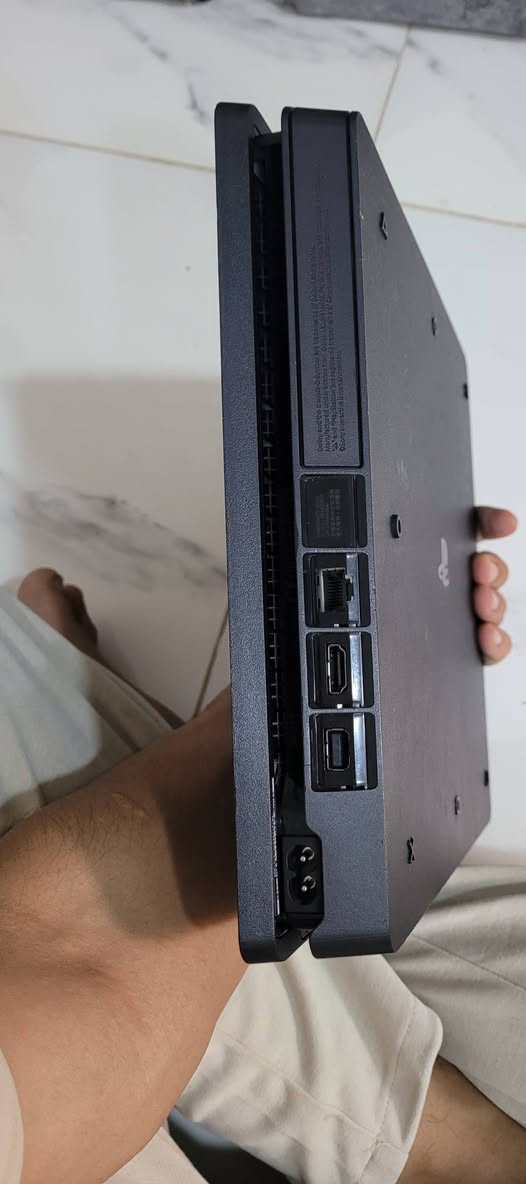 بلي فور مهكر نضام قرص البلي نضيف نضافه 90% ذاكره500 او ما مفتوح كلشي مابي ويا يو بي اس  جديد يطول 25 دقيقة ويا كيبلات كاملة او جوستكات ثنين تجاريات بس نوعيه زينه كربلاء فقط السعر 340 او بي مجال بسيط 
 ماعدي توصيل راسل خاص او واتساب ***********
