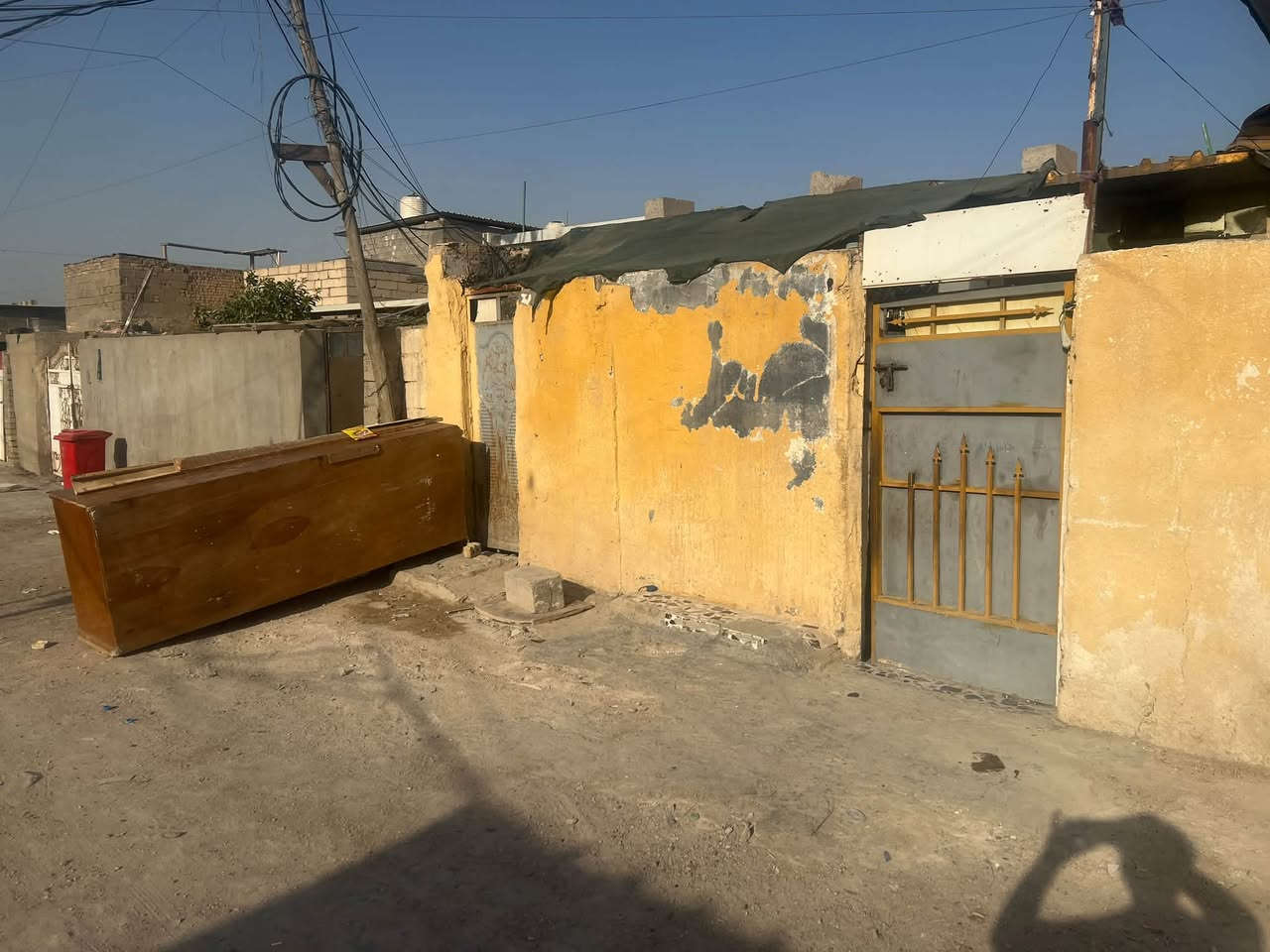 بيت تجاوز البيع  الزعفرانية شارع المعهد قرب المنصه وره جامع ابو سكندر  منطقة كامله ماء كهربائي مجاري كلها كامله 
خدمات كلها قريبه عليك قريب علا الشرع المعهد الخدمي يصير بين منطقة الطابو وبين شارع المعهد الخدمي منطقة حلو وآمنه من كل شي ما عليها  ابن الزعفرانية يعرف بيها وإذا قريب اسل علا المنطقه بيت مرتب حلو ما تخسر اي شي جيب غراضك وكعد وشايف الف خير يحتوي البيت علا التواصل السعر ١٧ وبي مجال تدلل اتصل او راسلني علا الرقم ***********
استقبال 
مطبخ 
هول
غرفة نوم كبير 
حمام 
ترك كبير
