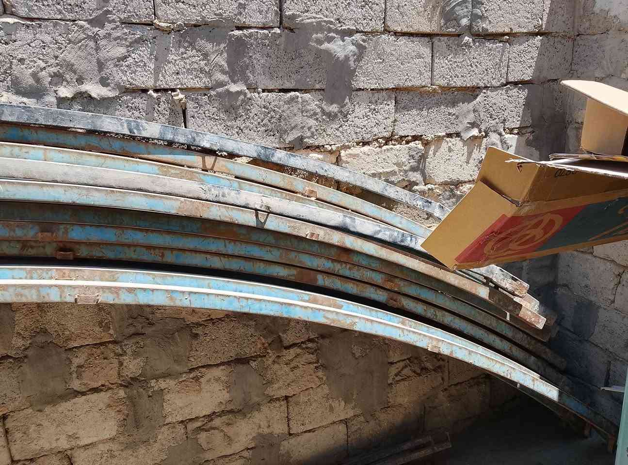 سلام عليكم عندي جادر بس حديد 10اقواس بس بيهه طراحيات نقص وياهه بس 15طراحيه والبقيه نقص للي يفيده هذا رقمي *********** مكاني بغداد وسعره مناسب
