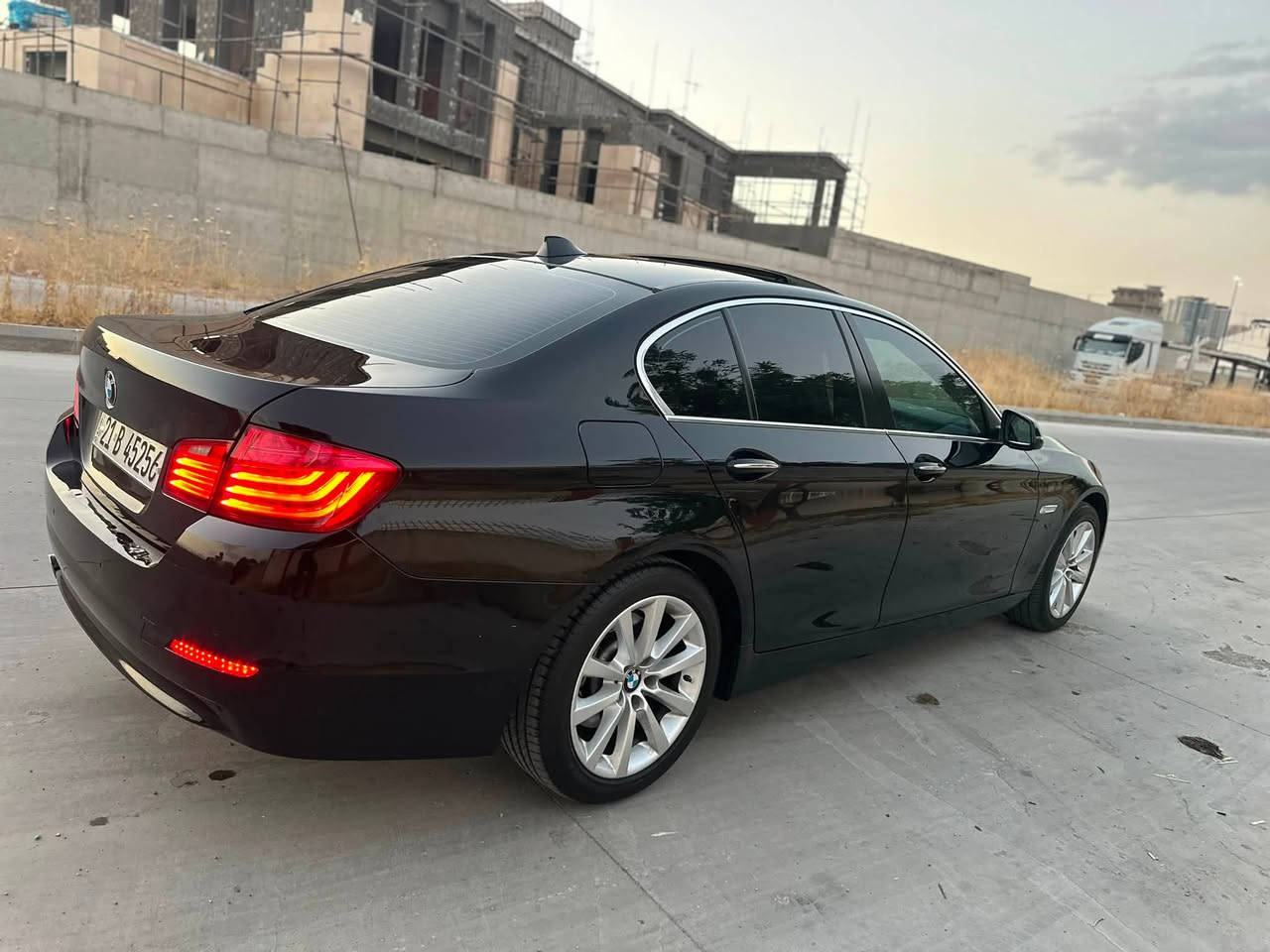 BMW 2016 520i 
صفر شريكة عروش خليجي 
سيارة بدون صبغ كلين  95,000km

سياره جديده بمعنى الكلمه مكينه كير حداديه كله بشرط 

سياره متعوب عليهه هواي احله من صور داخل كريمي غرفتها نضيفه كلش  

تخم تاير جديد باتري جديد 🆕 

مواصفات السياره 👍

كامرات 360 

خمس برد+ الخلفيه كهرباء شغاله 

سياره رقم سليمانية باسمي شرط التحويل  

مكان السياره سليمانية

 ***********

السعر ١٨٠ وبيهه مجال قليل
