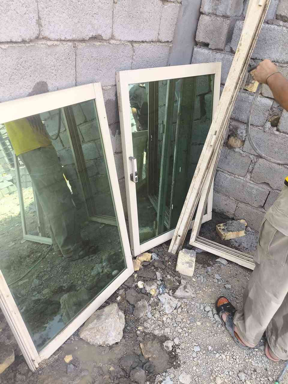 5 شبابيك المنيوم وباب طلاكة وربع المنيوم الثقيل هنه وجراجيبهن للبيع  ***********
