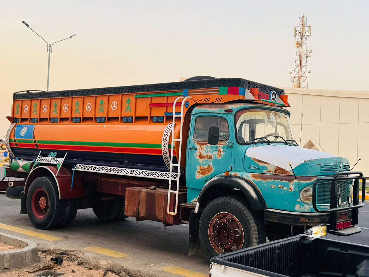 قجمه للبيع موديل 80 سياره بلاديه شاصي خام محرك جديد رقم الأنبار مكان نجف الشراي يتصل ***********
