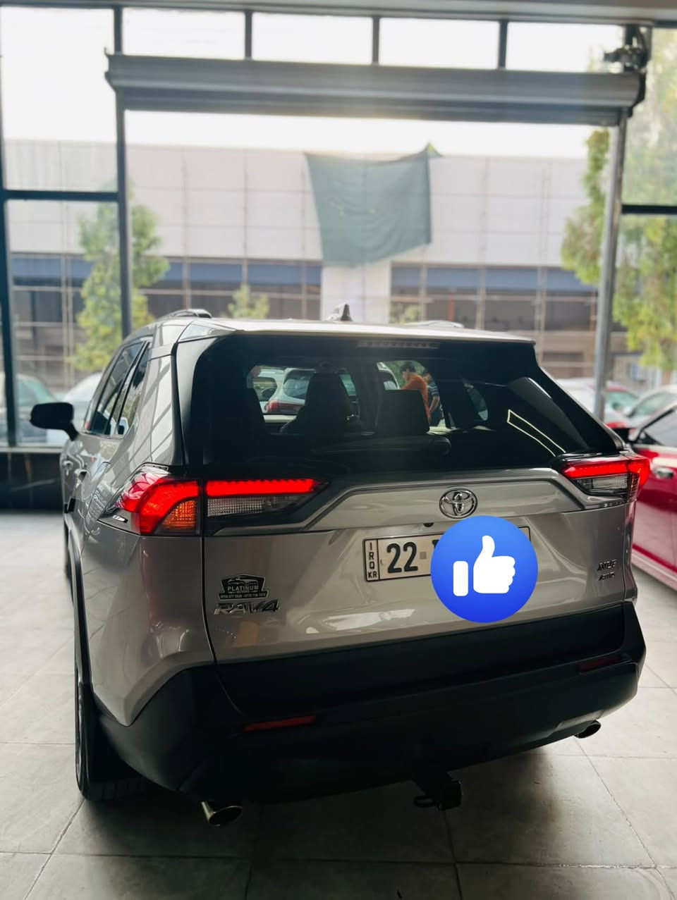 سيارة تويوتا راف فور (Toyota RAV4) موديل 2021 بفئة XLE AWD وتجهيزات فول مواصفات (واحد على واحد) تأتي بلمسات وتكنولوجيا ممتازة تجمع بين الاعتمادية والرفاهية.
المواصفات الفنية والمحرك
 المحرك: 4 سلندر بسعة 2.5 ليتر (تولّد قوة تقارب 203 حصان).
 ناقل الحركة (الكرك): أوتوماتيكي من 8 سرعات.
 نظام الدفع: دفع رباعي مستمر (AWD) يمنح ثباتاً ممتازاً على مختلف الطرق.
المواصفات الخارجية واللون
 اللون: رصاصي (Grey/Silver).
 اللوحة (الرقم): أربيل جديد.
 المرايا الجانبية: تحتوي على إشارات انعطاف (أشاير بالمرايا) مع خاصية طي وتعديل كهربائي وتدفئة.
 الصندوق الخلفي: فتح وإغلاق كهربائي بالكامل.
 نظام الدخول: بصمة للفتح والدخول الذكي بدون مفتاح مع زر تشغيل المحرك (Push Start).
المواصفات الداخلية والراحة
 المقاعد (الكشنات): جلد باللون الأسود.
 أنظمة المقاعد: تدفئة وتبريد للمقاعد الأمامية (حار / بارد) مع تحكم كهربائي لمقعد السائق.
 شاشة العرض: شاشة تعمل باللمس تدعم نظام Apple CarPlay و Android Auto.
 نظام التكييف: أوتوماتيكي ثنائي المناطق مع فتحات تكييف خلفية.
أنظمة الأمان والسلامة الذكية
 نظام التوقف الذاتي / التلقائي (Automatic Braking): نظام التوقف عند الطوارئ للحد من الاصطدامات الأمامية.
 نظام السلامة Toyota Safety Sense:
 رادار تفاعلي لتحديد المسافة ومثبت سرعة ذكي.
 نظام التنبيه عند الخروج من المسار ومساعد البقاء فيه.
 نظام كشف النقاط العمياء (Blind Spot Monitor) والتنبيه عند المرور الخلفي
***********

‭***********‬
