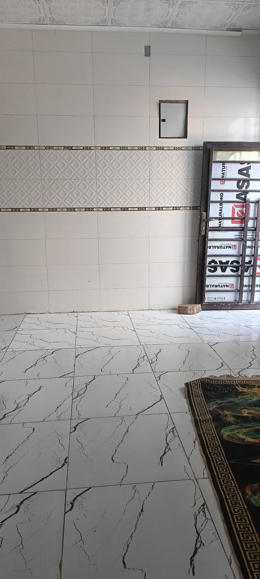 بيت للبيع 200متر شارع المطحنه شارع 32 غرفتين3×4 صاله 10× 5استقبال 4×6مطبخ 5×4ونص غرفه بالسطح مكامله عالنص صحيات مناور 2  ركن علـّۓ. شارعين شارع مبلط بالباب مقابيله اسواق قريب علـّۓ. مدرسه الرحاب كهرباء مي مولد ذهبي السعر 75مليون قابل لتفاوض منطقه كلش هادئه اي استفسار خاص او اتصال علـّۓ. رقم صاحب الدار *********** زراعي مشمول بقرار 320مرقم م̷ـــِْن البلديه
