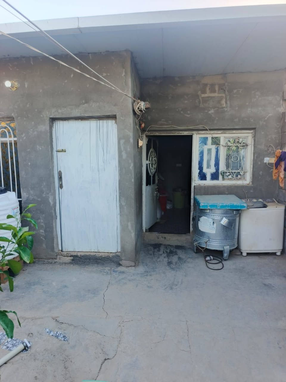 سلام عليكم بيت زراعي للبيع بحي عداي قرب المجرية وره المزرعه مال حي الكراد متوفر ماء وكهرباء تبليط مقابيله بيت مساحته 150متر متكون غرفت نوم وحده وصاله ومطبخ وستقبال وصحيات وحمام كدامه مساحه خير من الله وكابينه مولد مقابيله اي ستفسار اتصال على الرقم ***********
