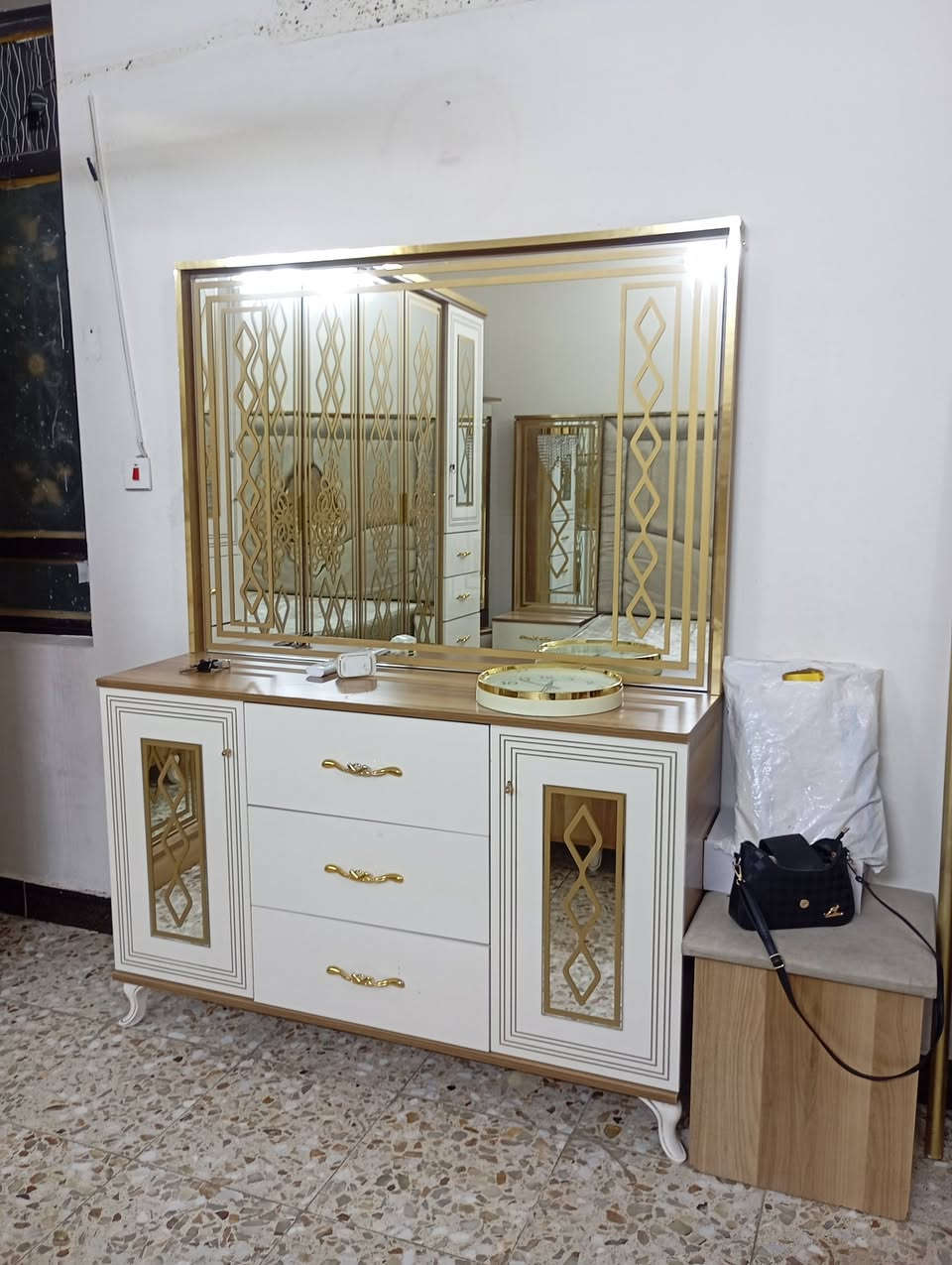 غرف نوم تركي ابواب كنتور مع محلق غرف نظيفة وحلوة. وشد ونقل مجاني للطلب على الخاص والرقم ***********
