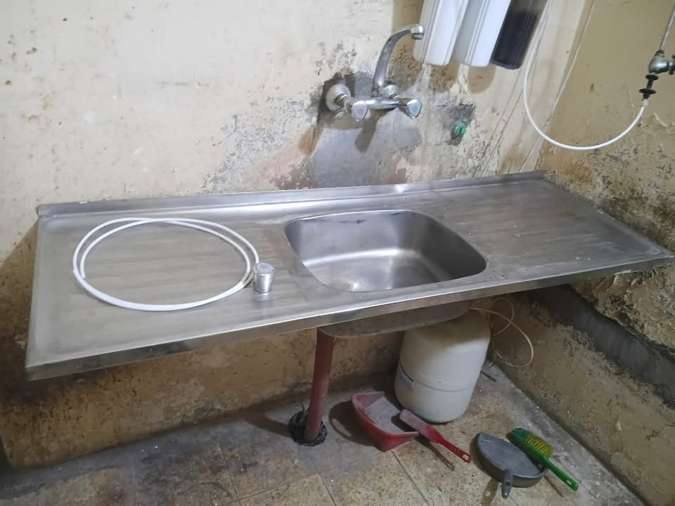 معرض وكاونتر وسنگ وقنفات للبيع مكانهن السكنية ***********
