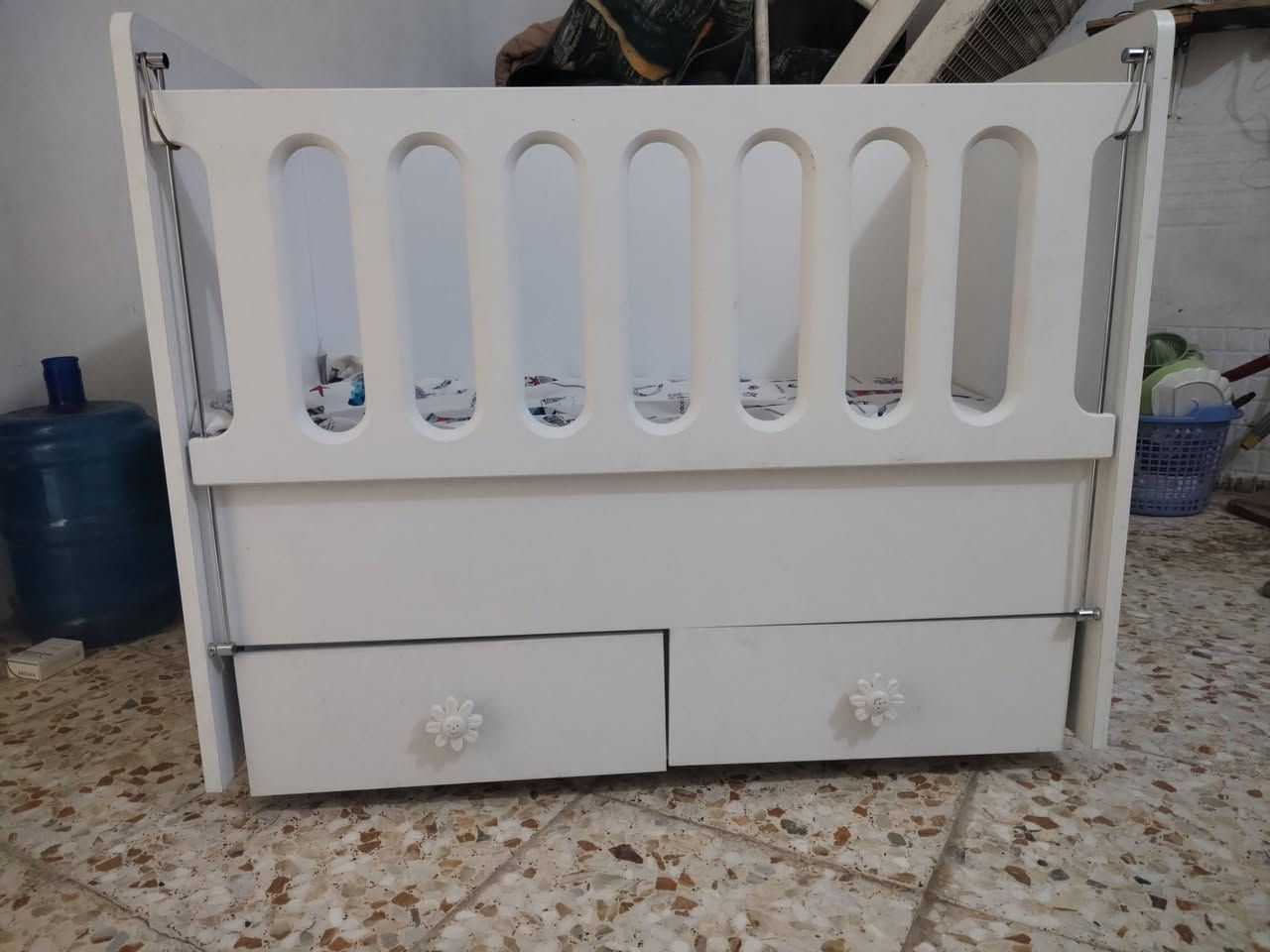 سرير اطفال من سنه الى 5 سنوات تركي جديد بعده خشب ثقيل mdf مع دوشك كامل للبيع 100 وبي مجال لشراي مكاني وفاء ***********
