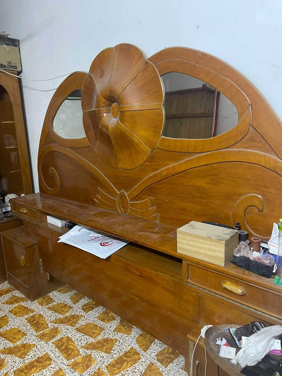السلام عليكم غرفه صاج نضيفه
مكانها الشعب السعر 750 وبيها مجال 
***********
