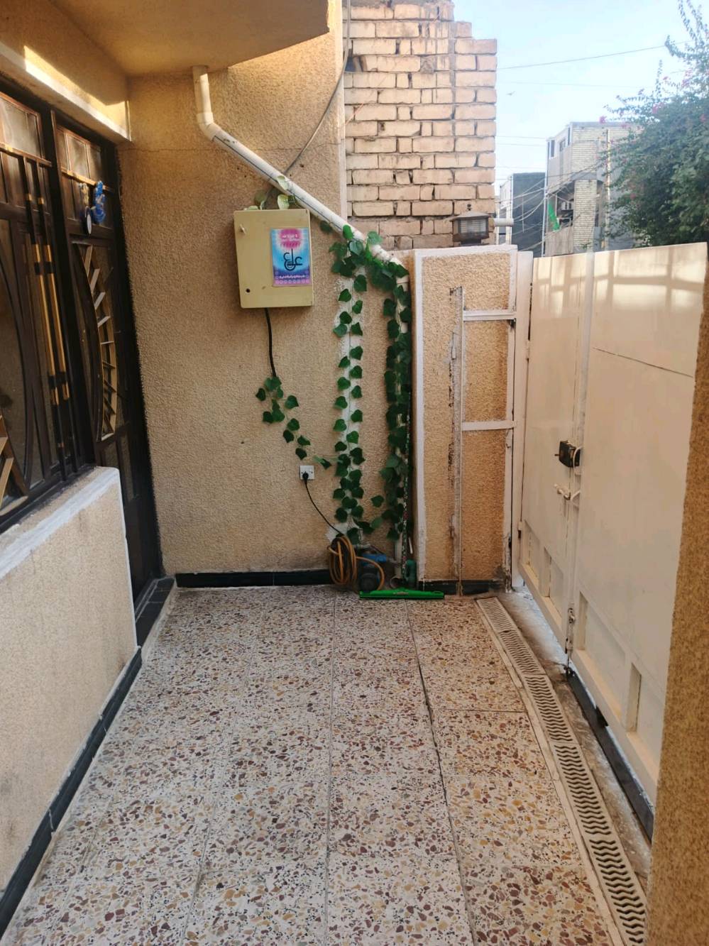 سلام عليكم

متوفر بيت مساحة 100 متر
واجهة 10 نزال 10 جنس الارض طابو زراعي سند 25 وبي اقرار محكمة 

يتكون البيت الطابق الأرضي (الأول) استقبال مطبخ غرفة نوم.. حولي وصحيات.. طابق ثاني 3غرف نوم.حولي.. وصحيات +بيتونه وسطح

العنوان حي البساتين شارع أحمد الوائلي
للاتصال والاستفسار التواصل على الرقم
***********