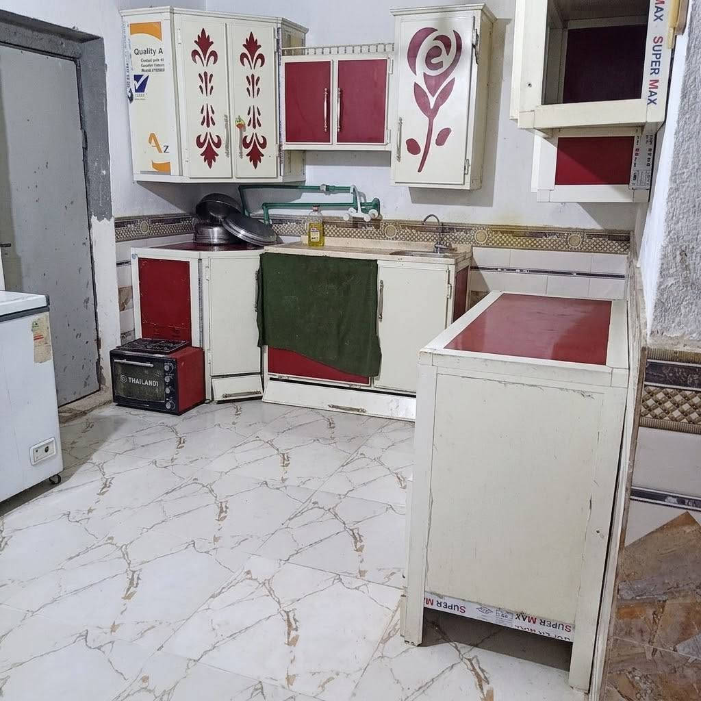 تجاوز 150متر بي غرفه واستقبال وصاله ومطبخ وصحيات خارجيات  بحي الفداء شارع ابو لبنان سعره 16

