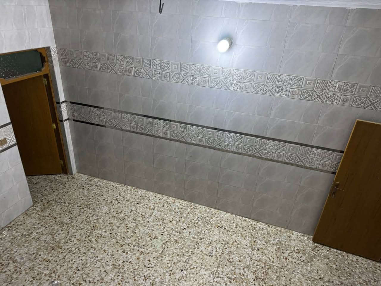 بيت للإيجار حي الوفاء قرب مدرسه جواد مغنيه ١٠٠ متر غرفه نوم وصاله فوك وغرفه وصاله ومطبخ واستقبال جوه كاشي سيراميك بناء كلش نضيف سعر الايجار ٤٥٠ شامل اجور الماء والكهرباء اتصال ***********
