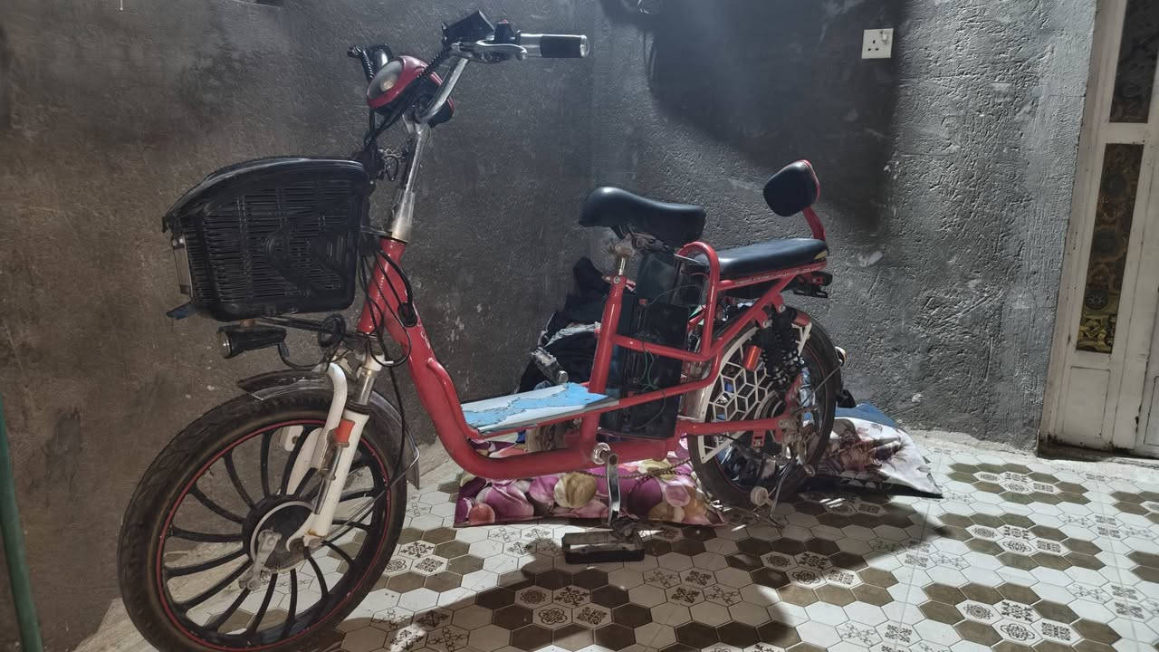 دراجه لل بيع حجم 20 بس بطاريات عطلانه السعر 150 بيها مجال التواصل واتساب ***********
