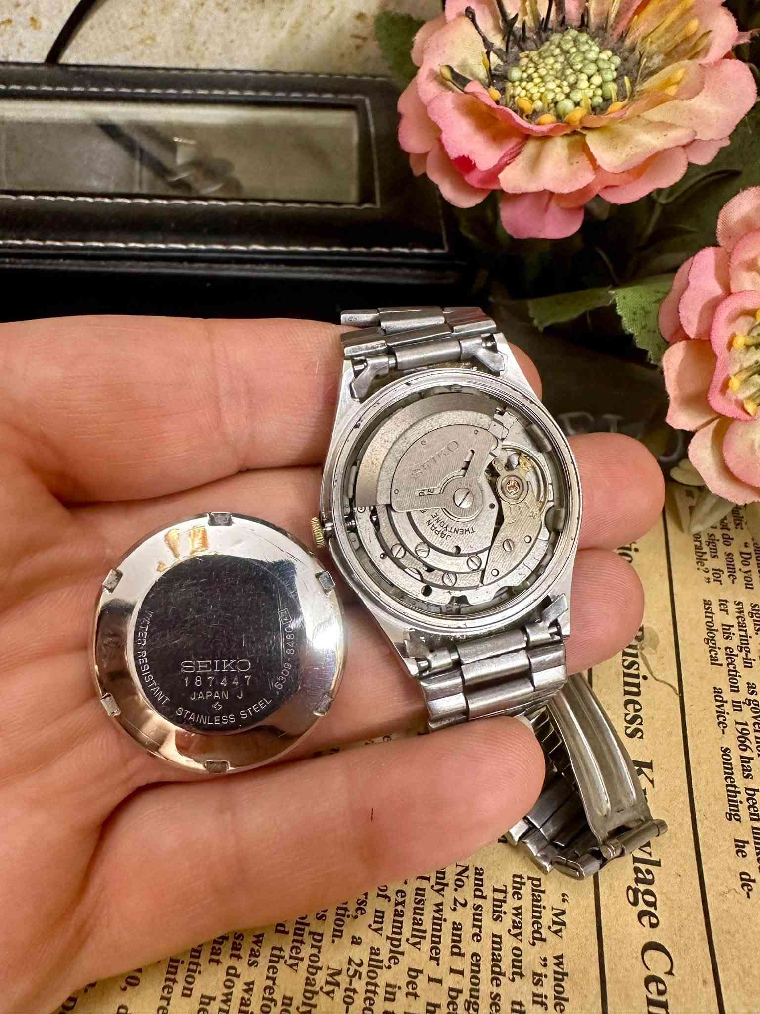 السلام عليكم
تحية طيبة للجميع …

للبيع ساعة SEIKO 5 ياباني الصنع انتاج االسبعينات انتاج قديم الساعة اخت الجديدة  
الاستفسار والتواصل 
واتساب ***********
