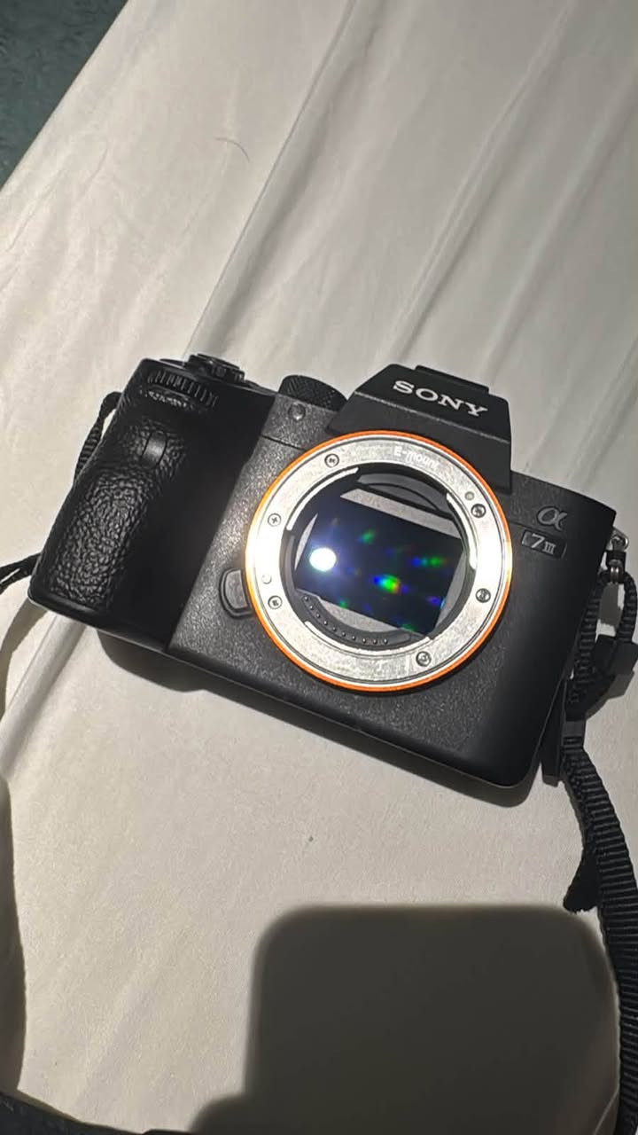 كامره سوني مارك ثري
غنيه عن التعريف 
شترها ١١ الف 
تصوير فديو وصور فور كي 
بطاريه
 وشاحنه 
وجنطه 
سعرها مليون و ٦٥٠ ومجال بسيط للشراي فقط
