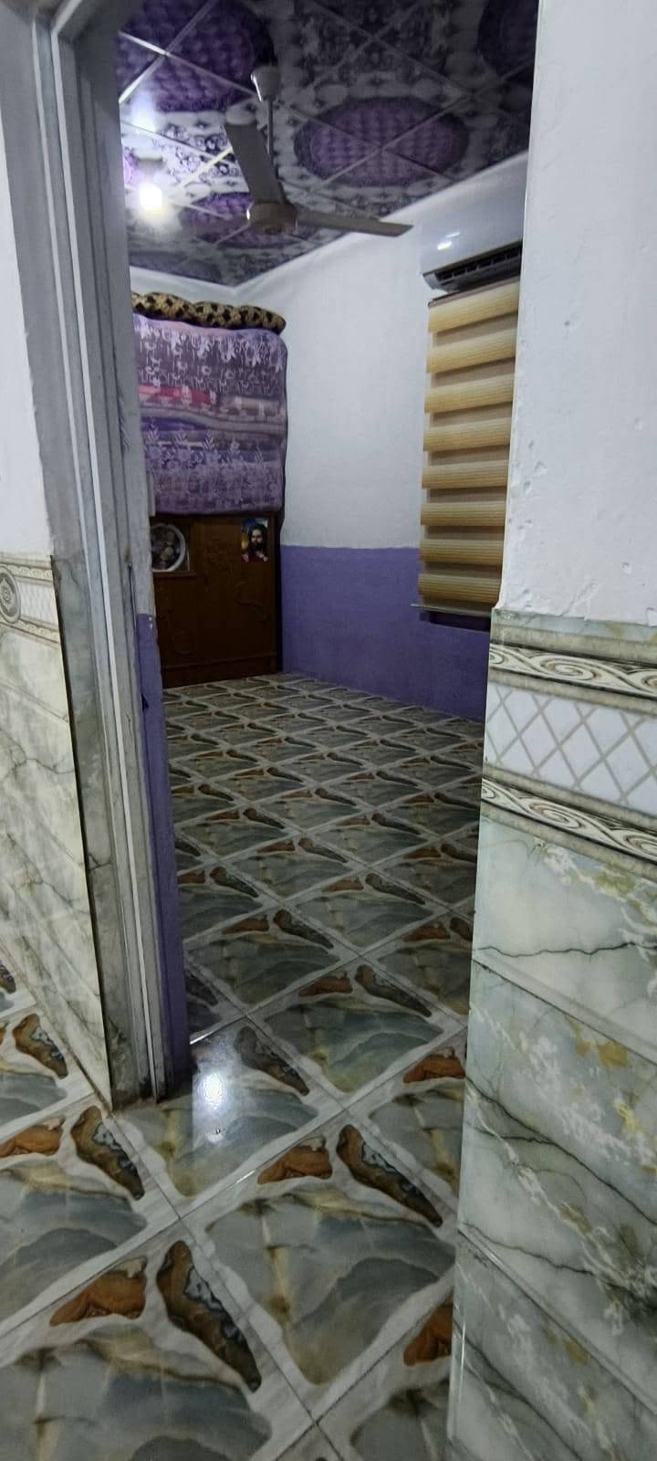 السلام عليكم
بيت 120 م. 
العنوان حي الرحمه شارع الامام الباقر (الشارع المسدود) 
يحتوي على غرفه + مطبخ + صاله + استقبال. 
البناء بلوك و الأساس طابوق اصفر. 
سقف البيت  سندويج قطرة ماء ما يعبر. 
السعر 40 وبي مجال للشراي. 
الرقم. ***********
