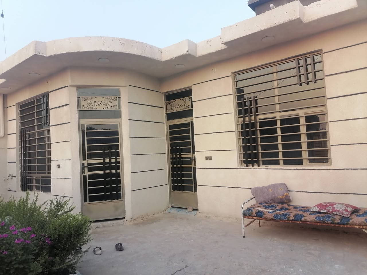 السلام عليكم
 دار للبيع بحي عبد النبي المساحه 200 متر سند العقار 17 بنيان البيت 2024 البيت جديد ونظيف يحتوي على استقبال 6 ×4 يحتوي على مطبخ 5×4 يحتوي على غرفتين 5× 4 وواحده من الغرف امسرمكه جاهزه ويحتوي على هول  مساحته 9×4 منور متر داير البيت مؤسس كهرباء ومي للمبردات ومجاري للشارع صحيات خارجيه وداخليه وارضيه يعني كامله وحمام داخلي هم كامل البيت ما بيه نقص بس ارضيه كهرباء كل شي زينه ومي رساله بدون ماطور حي كلش حلو والجوره كلش طيبه والتبليط بصف الباب والبيت مناسب  استفسار يتصل على هذا الرقم ***********
