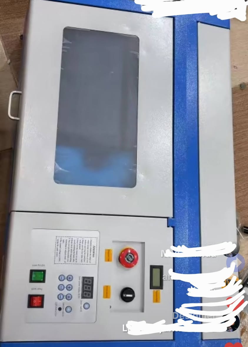 ماكينة حفر وتقطيع بالليزر بقدرة 40 واط تعمل بتقنية ثاني أكسيد الكربون (CO2 Laser Engraver K40)، ومخصصة للأعمال الدقيقة مثل النقص والقطع على الخشب، الأكريليك، الجلد، والمطاط. جديد بالكارتون ما مستخدم اخذتها من الامزون شرط صفر كلها بالكبس السعر ٧٠٠ 
***********

نص مكتوب في الصور:
- SHANGHAI SIHAO MACHINERY EQUIPMENT CO.,LTD +86 021 5955 6926 40W Laser Engraving Machine CE Techical support
- 40W Laser Engraving Machine
- CE
- Technical support
- 40W Laser Engraving Cutting
- Machine CO2 laser engraver
- 30X20cm With USB Port
- whss85232 (19)
- 100% positive
- Mado
- $1,660.11
- ئاخر ئەوە حجم گچکەیە