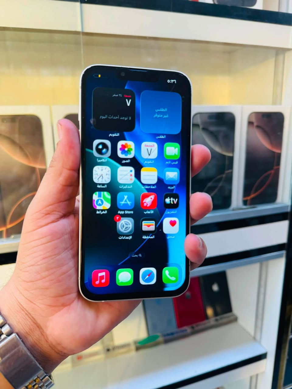 السلام عليكم 🫡
للبيع iPhone 13 عادي كامرتين 
ذاكرا 128 
بطاريه 88% 
نموذج M شرق اوسط ماستر
نضافه 90% لون ابيض 
الجهاز فول كله شغال فقط مبدل شاشه اصليه ٣ خيارات وبيه فطر ناعم مثل مموضح لا مأثر ولا شي كله شغال صوت اتصال فيس ايدي كامرات مابيه اي خلل السعر قفل ٢٨٠ الف مكاني بغداد مدينه الصدر رقمي ***********
