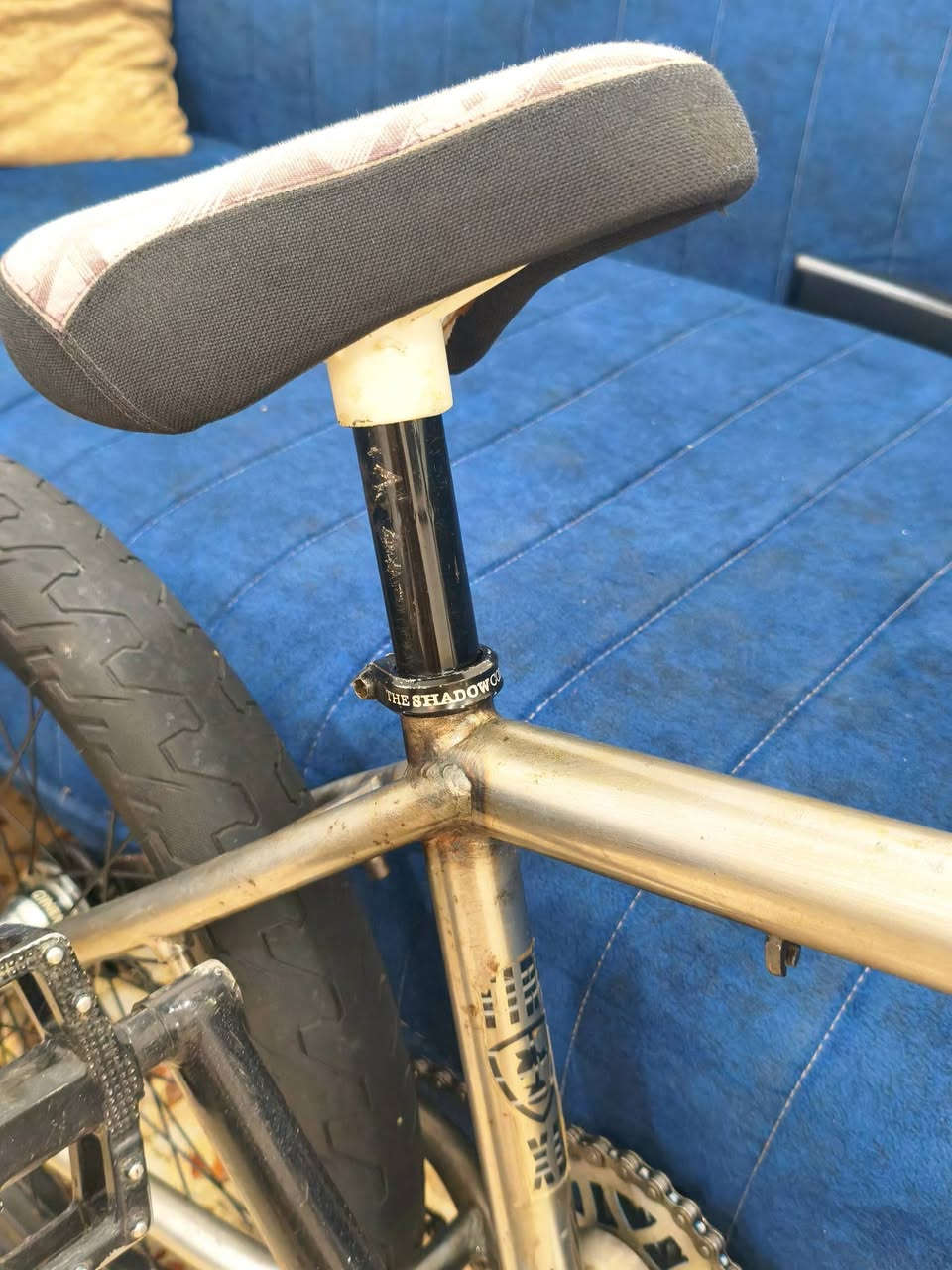 السلام عليكم ​⚡ BMX Subrosa XL Custom (براندات أصلية + نظافة وإدامة فول)
تجميع احترافي مخدوم بالكامل حديثاً، مشدود على السن وجاهز للركوب والتدريب مباشرة بدون ما تصرف عليه أي دينار.
​🛠️ المواصفات والقطع:
​الفريم (Frame): Subrosa Tiro XL (مقاس 21 XL مرغوب ومريح جداً) - مظهر Raw معدن شفاف.
​الستم (الرقبة - Stem): Animal احترافي.
​المسنن (Sprocket): قياس 25 سن (25T) ألومنيوم مخروط بتقنية CNC عالية الدقة.
​الكرنك والدواسات (البيدلات - Crank & Pedals): كرنك محكم مع بدلات ماركة LM.
​الإطارات والرّمات (Tires & Rims): طقم Rant قوي.
​السرج والقفل (Seat & Clamp): سرج Colony مع قفل Shadow أصلي.
​الشوكة (Fork): Subrosa أصلية.
​الستيرن (Handlebar): نوعية ممتازة ومريحة  كروم (تم وضعها هنا لأن الماركة غير محددة).

​⚙️ خيارات البطيخات (الهبات):
​الدراجة متوفرة بسيتين حسب رغبة الشراي:
​السيت التوب (Pro FX Freecoaster):
​بطيخة خلفية Cinema FX Freecoaster (نظيفة جداً وتمت إدامتها حديثاً) مع أغطية حماية أصلية (Hub Guards).
​ضمان معايرة وإمكانية ضبط الـ Slack من ربع فرة إلى نص فرة حسب رغبة اللاعب وأسلوب ركوبه.
​بطيخة أمامية Animal (محامل مقفولة Full Sealed Bearings).

​السيت الأصلي (Standard Rant):
​بطيخة خلفية Rant (بولبرن Sealed) + بطيخة أمامية أصلية (صجم موشمات).

​🔄 البيع والمراوس:
​💰 السعر: يختلف حسب السيت المطلوب (السعر والتفاصيل على الخاص للجادين والفاهمين بالقطع).

​🔁 المراوس: متوفر خيار المراوس بسيت احترافي أو فريم احترافي فئة عالية (High-End) فقط.. نزل عرضك وصورك بالخاص.
​📍 المكان: بغداد
📞 للتواصل: [ خاص او وتساب *********** ] تحياتي للجميع.
