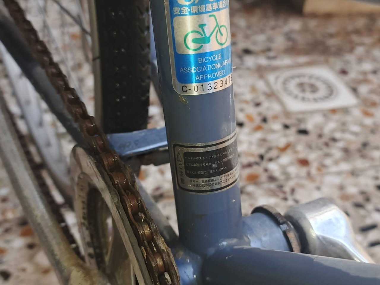 بايسكل ياباني أصلي (بالة وارد اليابان) نوع سياحي/بناتي مريح حجم 26
🚲 بايسكل ياباني أصلي (بالة) 100% 🇯🇵 

لكل اللي يدورون المتانة والنوعية القديمة، بايسكل بناتي/سياحي ياباني أصلي وارد اليابان، مو من هذا التجاري المتوفر بالسوق. 

المواصفات والميزات:
✅ هيكل ياباني أصلي مختوم بختم السلامة والجودة الياباني (BAA) مع الرقم التسلسلي.
✅ صبغ وهيكل متين جداً يتحمل ومريح جداً بالركبة والتنقل.
✅ مزود بسستم قير (تروس سرعات خلفية) لتخفيف الجهد بالصعدات.
✅ جاملغ أمامي وحمالة غراض خلفية أصلية بلاد. 

ملاحظة للأمانة (النواقص):
البايسكل يحتاج شغلات بسيطة ويرجع بلاد (تاير وجوب خلفي، واير بريك، وجاملغ خلفي) وسعره راعيه بيه ومناسب جداً للي يريد يصلحه ويستخدم قطعة تعيش وياه عمر. 

السعر: [55]
للتواصل والاستفسار: [***********]
