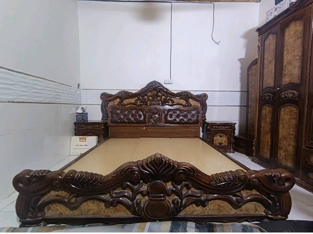 غرفة كاملة للبيع خشب صاج اصلي، ميز تواليت و زاوية و كنتور 6 ابواب و زاوية و 2 كومدي، 650 الف وبي مجال، للتواصل نفس الرقم المذكور واتساب فقط