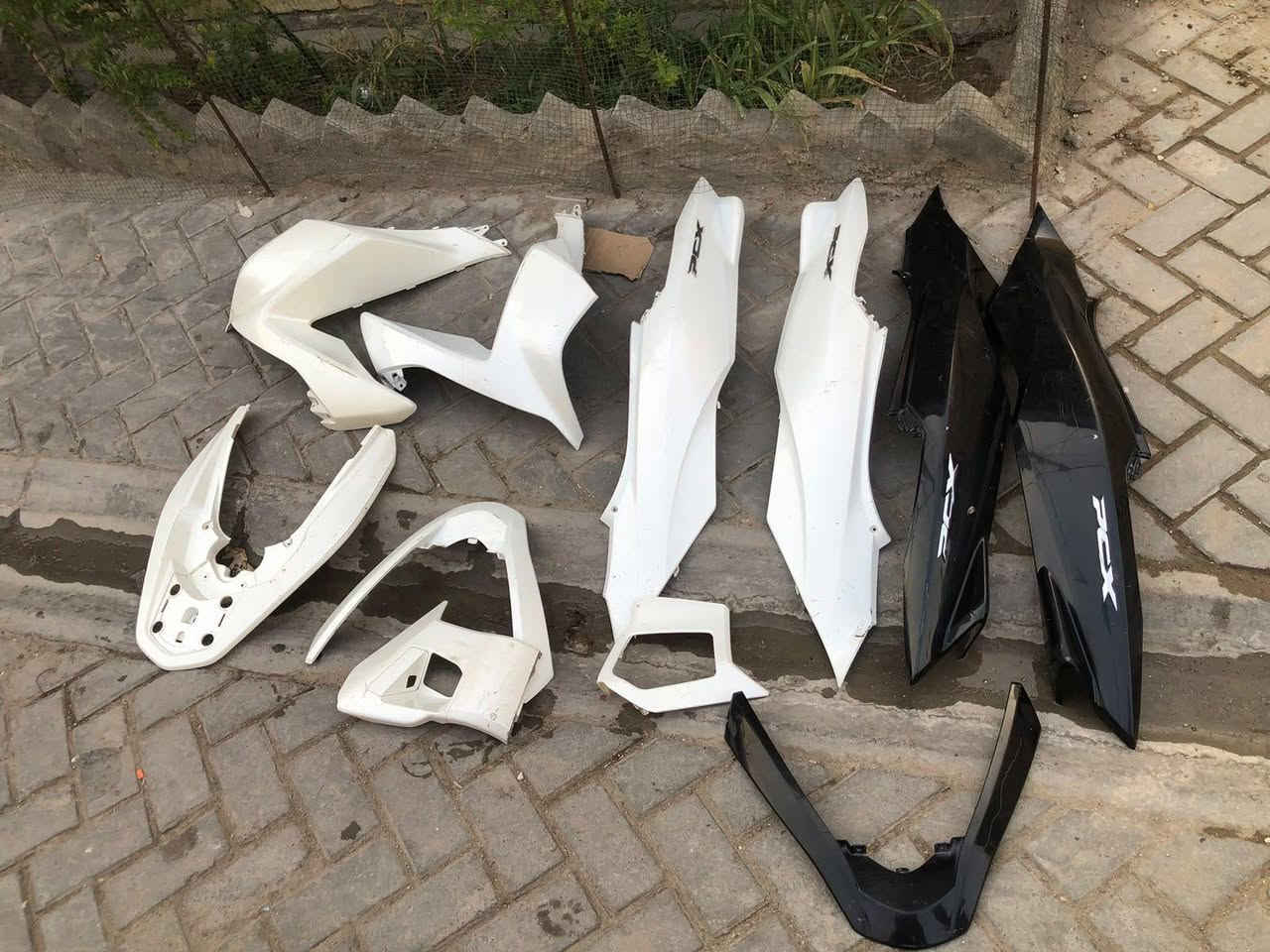 سلام عليكم كفرات بسي اكس صدفي جيل الثاني اصليات فقط نقصهن ترايش 
 وصفاح سود وسبع فقط 
سعره ٢٠٠ وبيهن مجال 
رقم ***********
