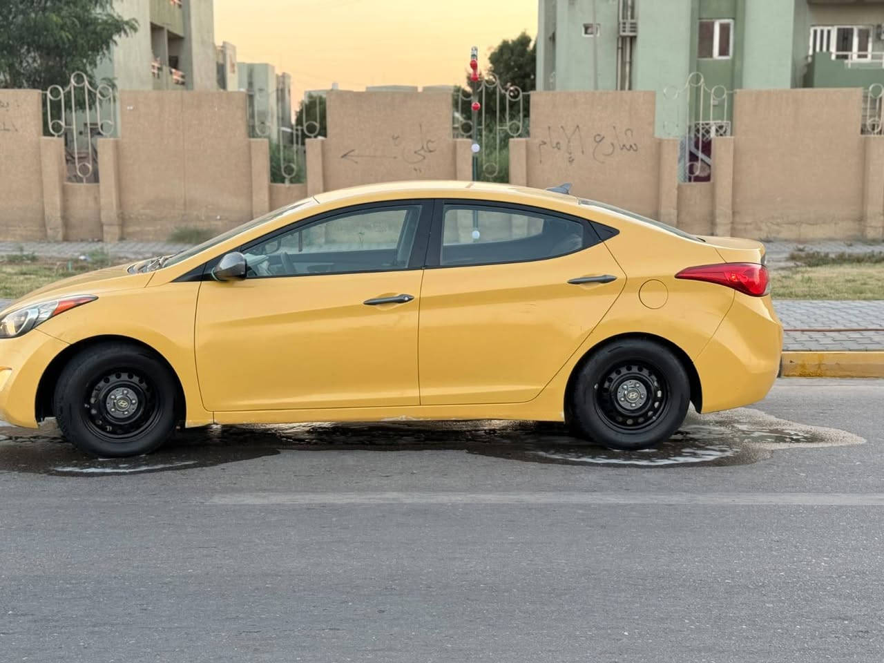 ## 🚕 للبيع: هونداي النترا موديل 2013 (وارد أمريكي - ليبل واحد بدون حادث)

* الماركة والموديل: هونداي النترا (Hyundai Elantra)
* سنة الصنع: 2013
* حالة الهيكل (البودي): ليبل واحد بالكامل وبدون أي حادث 
* المسافة المقطوعة (الماشية): 268 ألف ميل
* المواصفات والتحكم: تحكم ستيرن كامل (صوت، ميديا، مثبت سرعة Cruise Control، اتصال وبلوتوث)
* ناقل الحركة (الجير): أوتوماتيك (تبترونك)
* التكييف: بارد جداً وشغال بكفاءة عالية
* حالة السيارة العامة: كلشي تمام بيها، محرك وجير بحالة ممتازة وجاهزة للشغل والاستخدام مباشرة دون أي مصاريف
* منظومة غاز 
------------------------------
## 💰

* السعر المطلوب: 115 ورقة (قابل للتفاوض البسيط للجادين)
* المكان والمعاينة: واسط - الكوت
* رقم الهاتف للتواصل: ***********

------------------------------
