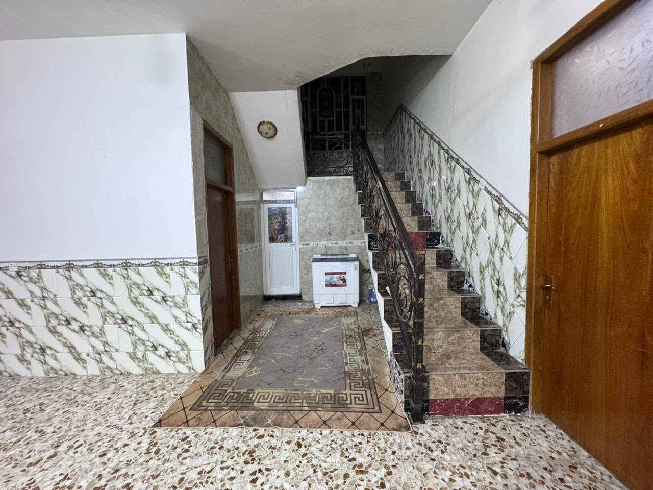 دار سكن للبيع تتكون من ٣غرف نوم٤×٦ واستقبال ٨×٤ وصاله ٦×٦ حمام عدد٢ مطبخ ٥×٤ مساحة البناء ٣٠٠م مع قطعه سكن خلف محطة وقود الشحيمية  الوجه على البزل  للإستفسار الاتصال على الرقم *********** او***********
