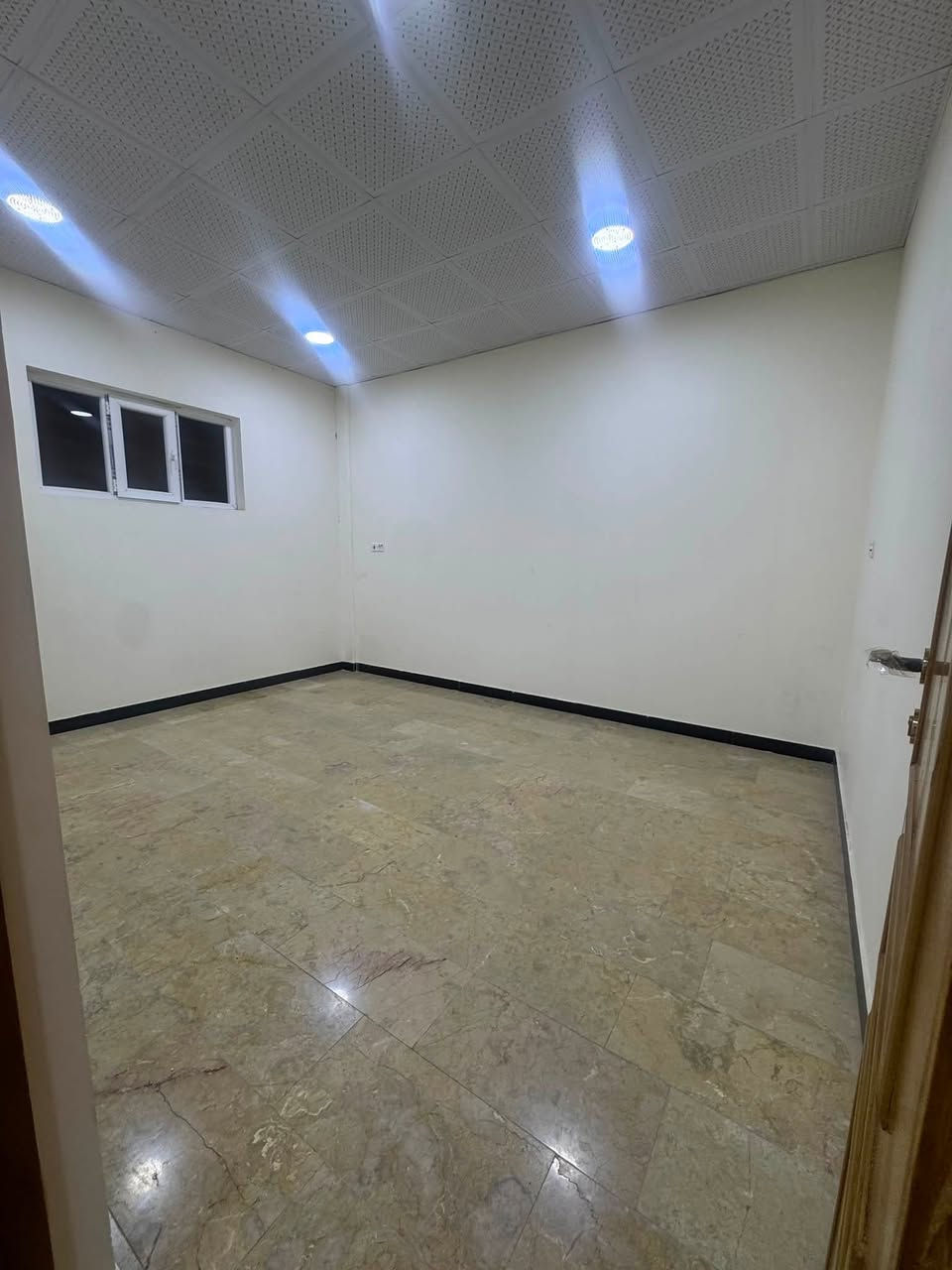 شقه للأيجار في حي المهندسين بنايه حديثه تحتوي على غرفتين صاله مطبخ  مجموعه صحيات +مصعد سعر 600مع الماء الكهرباء للتواصل على رقم***********
