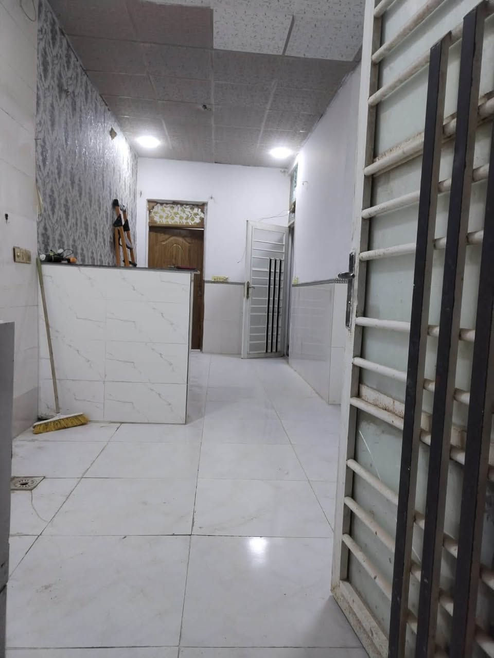 بيت يجار مقابيل قرية الغدير ٥٠ متر بيت جديد قريب ع شارع عامود ٢٨٠ للستفسار ***********
