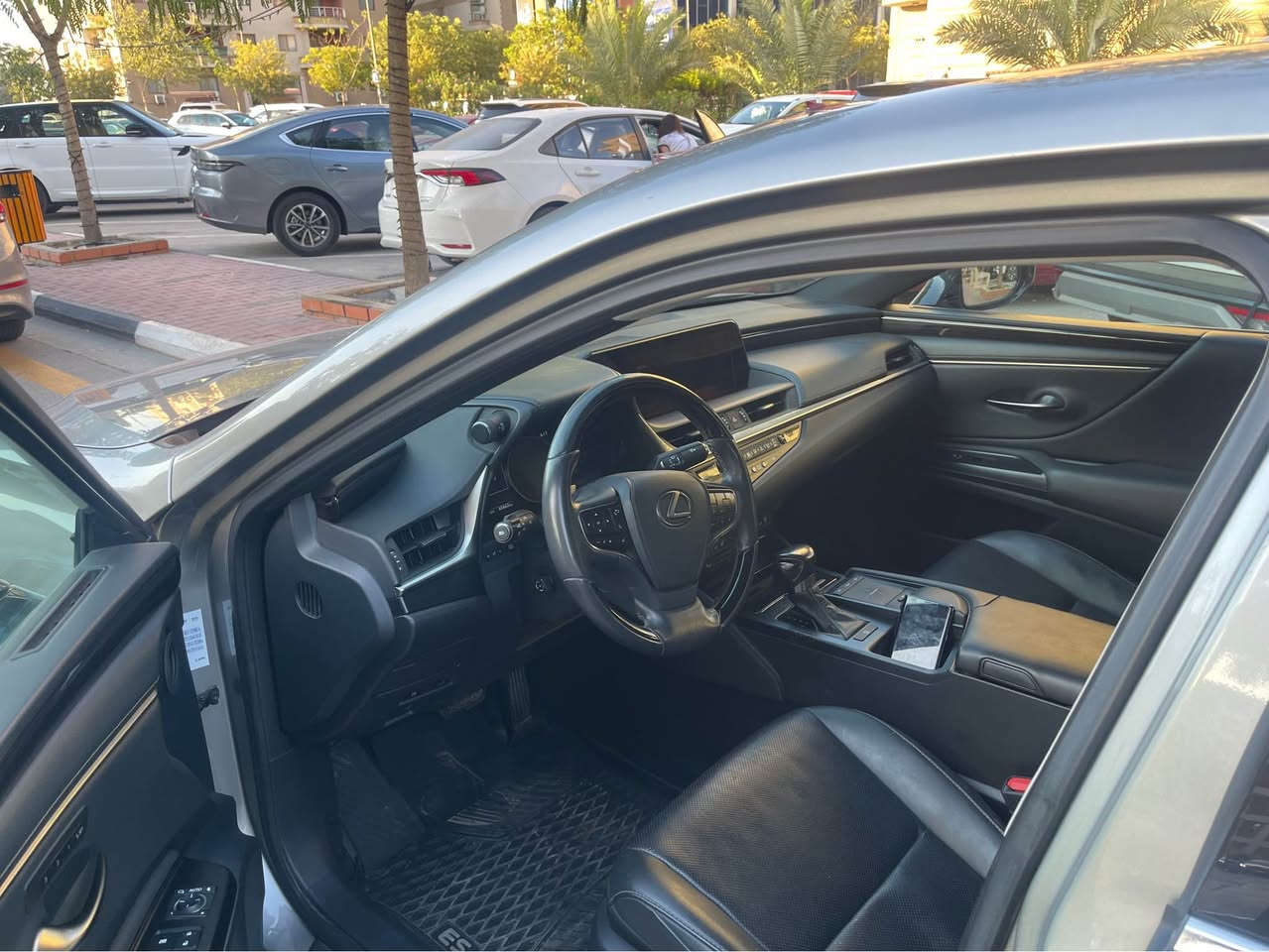 فول مواصفات / وارد امريكي ضرر جنطة تصليح على بارد 
رقم أربيل 
لون ذهبي داخل اسود 
محرك 3500 سعه ٦ سلندر 
ثلاث وضعيات قيادة 
شفتات ستيرن 
مقاعد جلد كهرباء تدفئة تبريد
ستيرن تدفئة  
كشنات خزن ميموري 
كامرة خلفية 
رادارات 360 درجة 
قيادة شبه ذاتية 
توقف ذاتي عند الاقتراب 
تحديد مسار 
 نقاط عمياء 
اوتو هولد 
عدسات متحركة 
مرايا شفط
تشغيل عن بعد 
ماسحات اوتو 
تبريد قطعتين 
شاشة كبيرة مع تحكم ماوس 
بصمة أربعة أبواب 
ماشية 65.000 KM
ملاحضة/ الصيانات الدورية جميعها في شركة لكزز بغداد 

*********** بغداد, العراق
