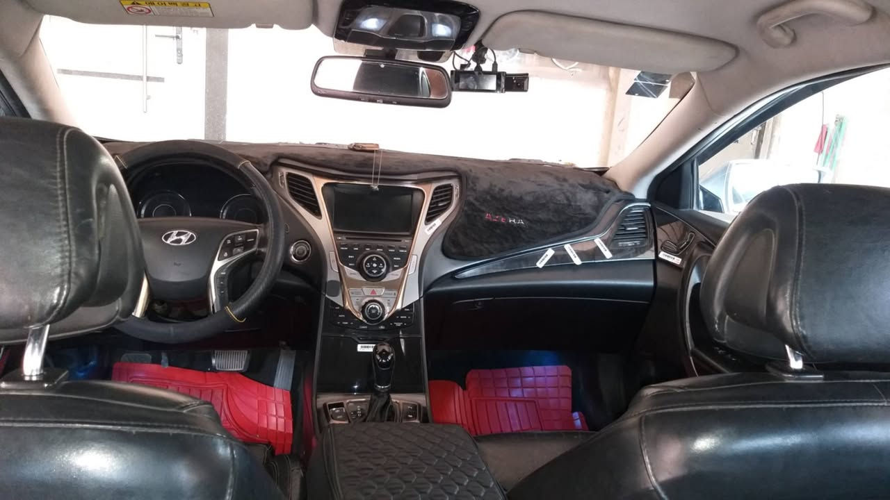 سلام عليكم ازيرا ٢٠١٢ وارد كوري مكينه GDI  6سلندر بلاد بانزين سياره كفاله من ضربه وصبغ ماشيه 250الف لون سلفر بيه جراد بلقماره وصندوق قليل تعرفون لون سلفر تخم تاير جديد حداديه جديده بس اعتقد عندي دبل أمامي واحد بي ضعف من شديته مشط ستيرن كهرباء وجديد شاده محرك مفتوح كازكيت فقط لاتنقيص ولابخار ولا دوانز بانزين عادي معدل يخبل وتراي حلو جدا مواصفات فول عدى بنوراما تبريد تدفئه كشنات حساس أمامي خلفي بلاد برده بلاد برده أبواب بلاد أي بي إس مانع انزلاق كامره اماميه البلاد بس وقفت سياره جاهزه من كلشي رقم بغداد بسمي بيه صبغ دعاميه اماميه بدون ضرب وأركان جاملغات ثنينهم يروح بثنر على كد أربع أصابع سعر 118 وبيه مجال جدا قليل ***********  بغداد الكاظميه وإذا مراوس معه كي5  2025 أو سوناتا 2024
