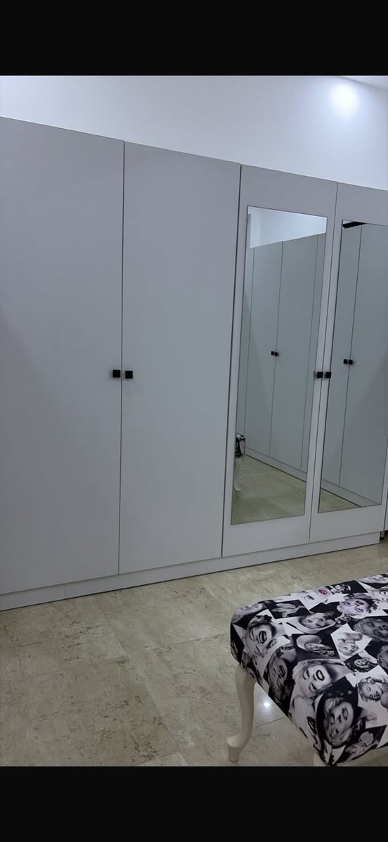 دريسنك روم • خشب MDF • نظيف ١٠٠٪