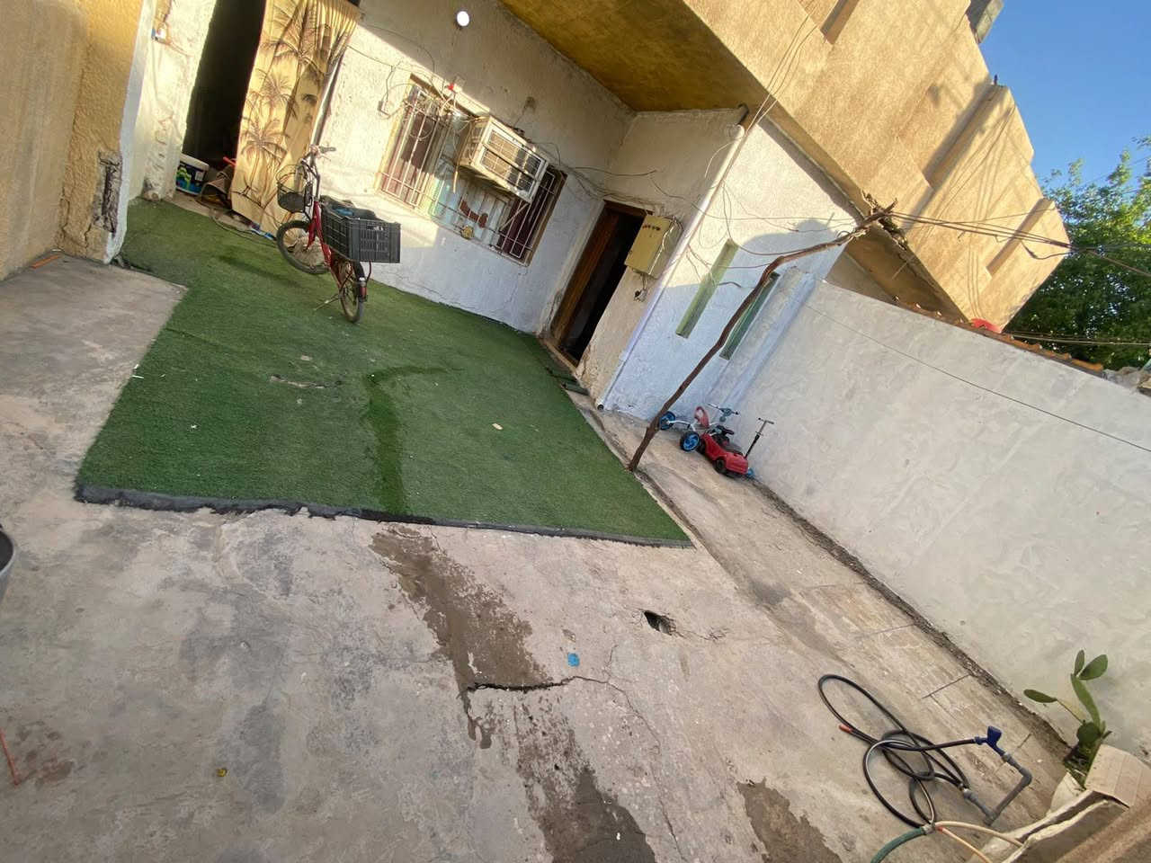 بيت للبيع شهداء العبيدي الثالثة قرب مدرسة عمر بن عبد العزيز طابو ملك صرف 120 متر طابق واحد بناء قديم مسكون وخير من الله جماعة الزراعي والتجاوز البيت ميفيدكم لتحاجوني السعر 115 وبي مجال الشراي يخابر *********** بيع مستعجل
