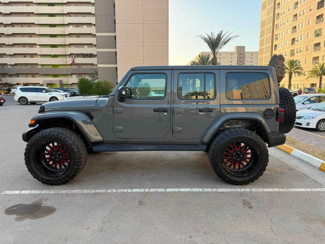 يا الله
للبيع: جيب رانجلر صحارى 2023 (Jeep Wrangler Sahara)
لون إسمنتي مميز ورقم سيارة مميز. مصروف عليها تصليح توب  ومعدلة.
 المحرك: 6 سلندر (V6)
 الممشى: 4 آلاف كم فقط (شبه زيرو)
 السيرفس: جاهزة من كلشي، دهن وفلاتر جديد قبل يومين ومبدل أصلي وما تحتاج أي مصاريف.
المواصفات والتعديلات:
 لون إسمنتي مميز
 لايتات LED عدسة أصلية مع حلقة DRL
 رقم السيارة مميز
 ترفيعة أصلية 2.5 إنش مع دبلات كاملة
 ويلّات ماركة فيول (Fuel) أصلية
 تايرات تويو (Toyo) خشنة أوف رود
 ستيرن تدفئة
 كشنات تدفئة
 شاشة كبيرة، كاميرا، بصمة، تشغيل عن بعد، وباقي مواصفات الصحارى كاملة
 مصبوغة عام نفس اللون للجمالية
 داخلة هزة، السيارة باسمي والتحويل ثاني يوم
 مكان السيارة: بغداد - بسماية
 السعر: 250 ورقة (25,000$) وبيه مجال بسيط للشراي 
***********
