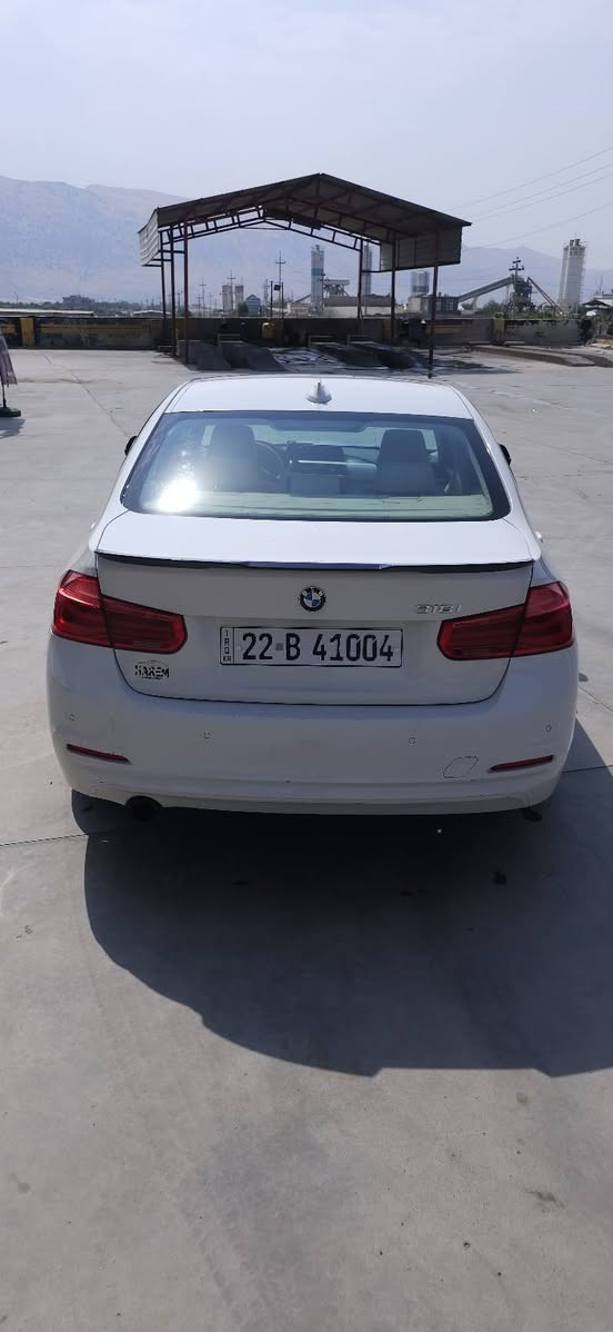 سەرەتا بەناویخوا 
bmw 318i 
مۆدیل 2016 
سەیارەکە دووپارچەی  بۆیاغە  بێ ژوورێ و بێ ناوگرتن چەملەغی لای سەیاق و بۆنیتی گۆڕاوەبۆ سپۆرت 
چوارتاییەی لۆکی لەژێرە 
ویلی سپۆرتی بۆ بەستراوە بێ کێشەیە
سەیارەکە پێشو پشتی عاسەیە و هەموویان کاردەکەن
سێ مۆدی لێخوڕینی هەیە 
سپۆرت و ئیکۆ و نۆرماڵ
سەیارەکە سێ گێڕە ئۆتماتیک و عادی و سپۆرتە 
گێڕە عادیەکەی 8 گێڕە 
تحدید سورعەیە 
سەیارەکە بەشەرتی گێڕو مەکینە
تەبرید لەسەر سویچە ساردو گەرم بێ کێشەیە 
ئاوێنەکەی دژە فوولە 
هەرچوار جامی کارەباییە 
تەحەکوماتی سەرسوکانی هەیەو هەمووی ئیش دەکات 
شاشەیەکی بێ کێشەی هەیەو هەموو شتەکانی نیشان دەدات 
وەهیچ غڕامەی لەسەر نییە تا 2027 سەنەوی نوێیە 
و بەناو خۆمەوەیە 
هیچ غڕامەیەکی لەسەر نییە 
تا بڵێی سەیارەیەکی بێ کێشەیەو کەم بەنزین دەخوات و دەبڵ تۆڕبۆیە
تەحکوماتی لایتەکانی لەناوەوەیەو هەمووی ئیش دەکات 
گڵۆپی تەمی هەیەو گڵۆپەکانی بێ کێشەن 
ئاوێنەکانی ئیشارەتن
دەتوانی لەدوورەوە لەڕێگایی سویچەکە جامەکانی داخەی و ئاوێنەی بخەوێنی
نرخی 140 گەڵاو شتێ معامەلە 
***********
 whats up و viber لەسەرەو 
تەلەفۆنیش بکەن لەخزمەتاندام بشدار, السليمانية
