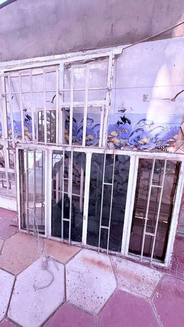 السلام عليكم عندي هيج شبابيك حديد اريد أبيعهن بيتنه بشارع المدرسة وياهن بيبان خشب الي يفيدنه يخابر علا هاذ الرقم ***********
