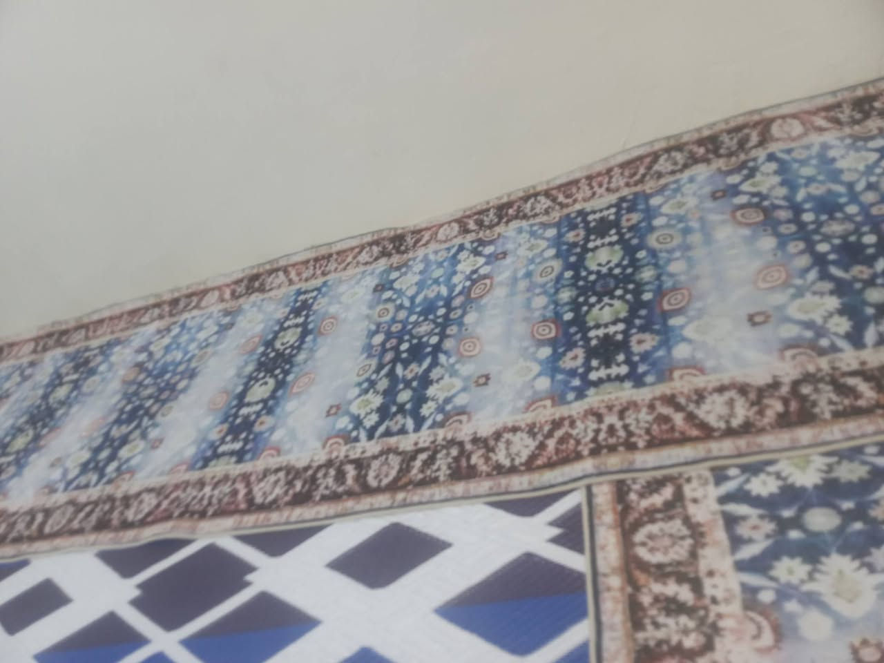 متاج برده قطعتين كل قطعه متره ونص يعني ثطعتين يصسرن ٣مترات
ومدات فياسهن ٤مترات نوع كلودي 
والحصيره قياسه ٥مترات  كلهن جدد الشراي يتصل وبخدمته ***********
