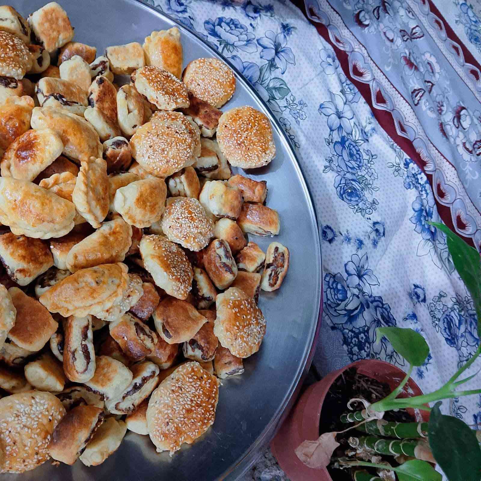 السلام وعليكم 
ندعم المشاريع الصغيره
متوفر عنده طبخ داخل البيت حسب الطلب والكمية اللي تناسبك - مناسب للعزايم، المناسبات، ووجبات يومية.
من اللي موجود في الوصفات واللي عادة المطابخ الشعبية توفره حسب الطلب:
أطباق رئيسية:دولمه +كبه +كيك +كليجه + عروك +بيتزا
راسلوها وتدللون
عنوانهم داخل ناحيه الشوره
وعدهم توصيل بكل جنوب الموصل استبرق استبرق 
رقم الحجز ***********
